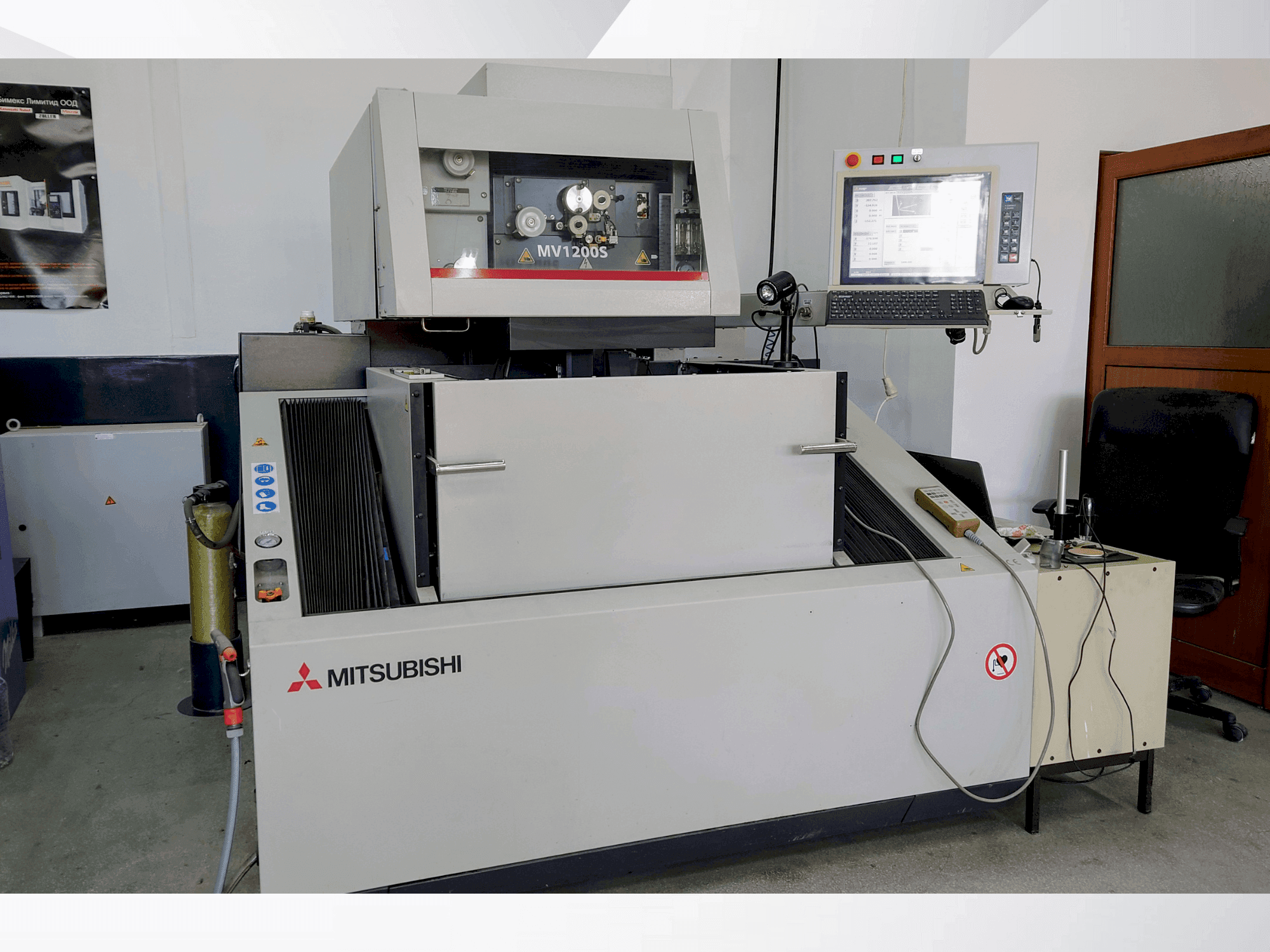 Makine  Mitsubishi MV1200S - Önden görünüm