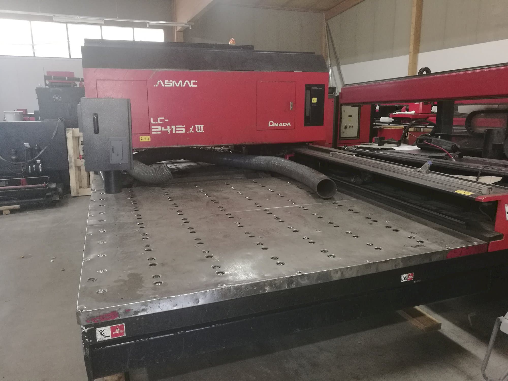 Makine  AMADA - Önden görünüm LC 2415 α3