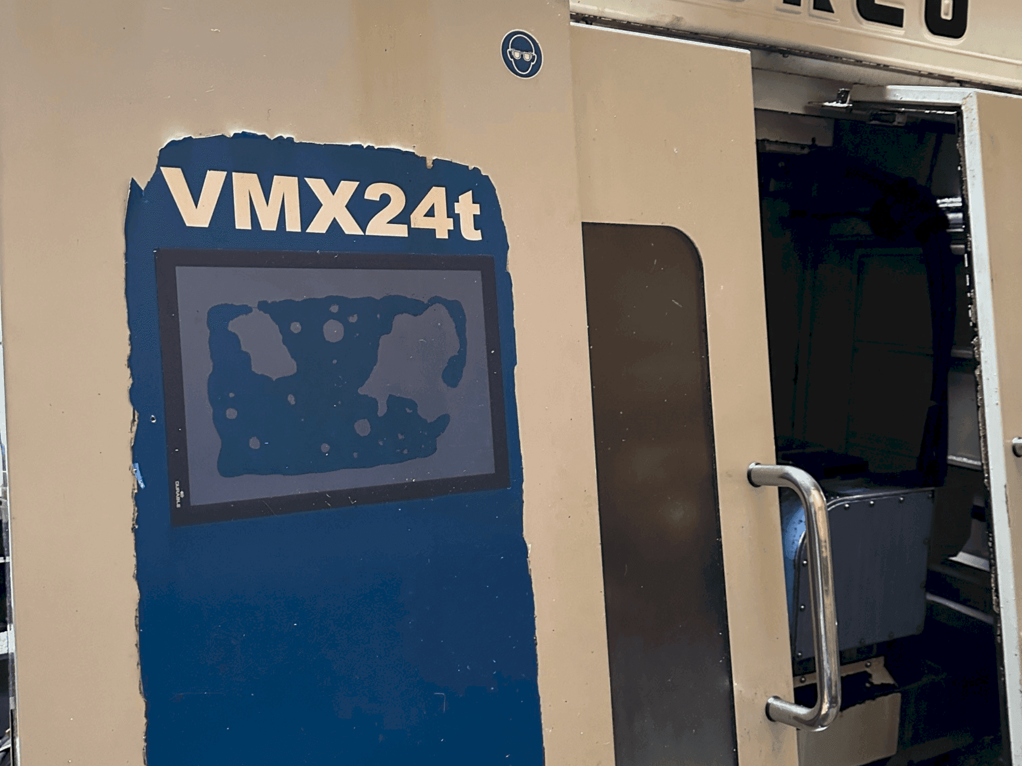 Makine  Hurco VMX24t - Önden görünüm