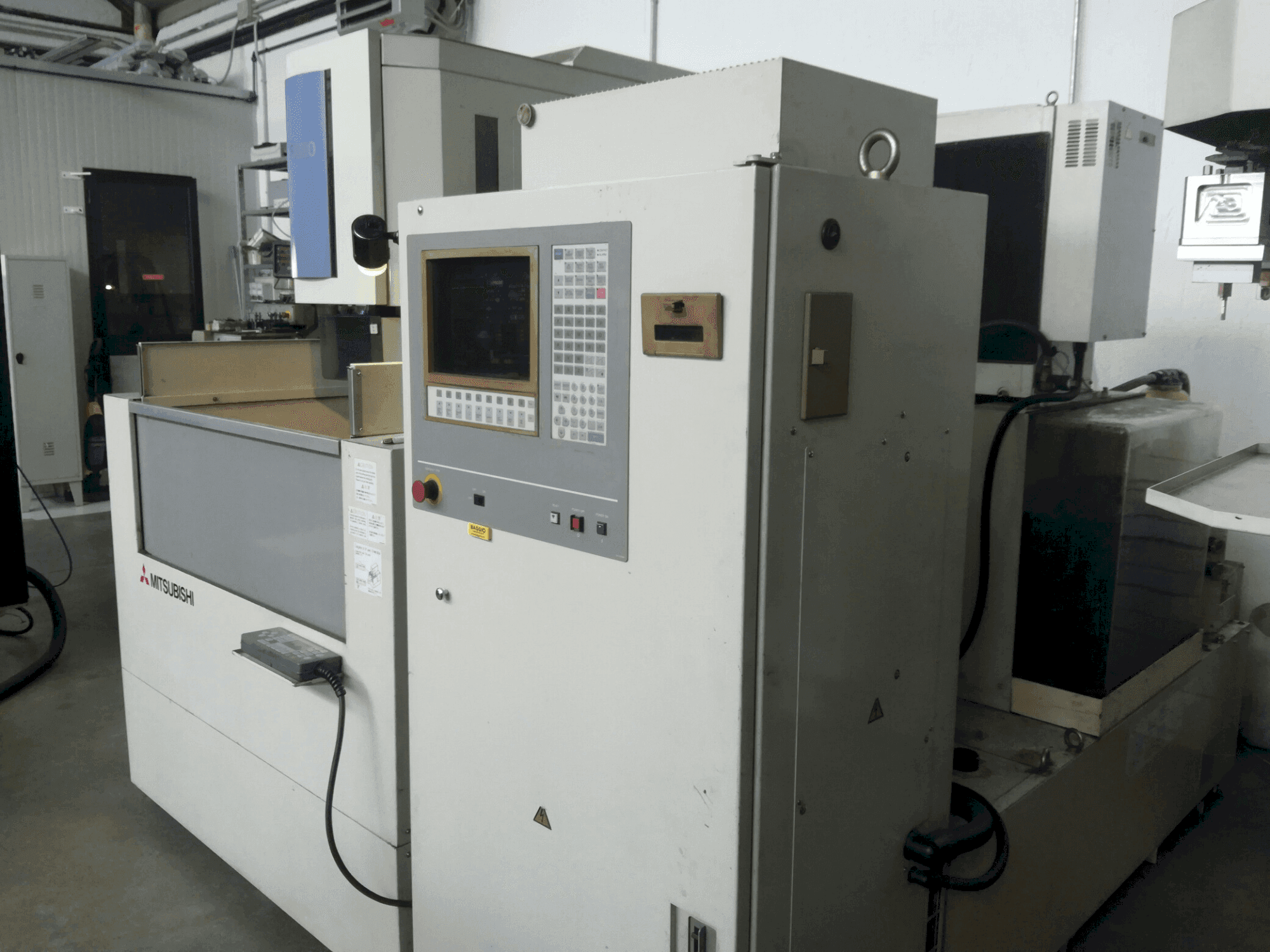 Makine  Mitsubishi FX 20 - Önden görünüm