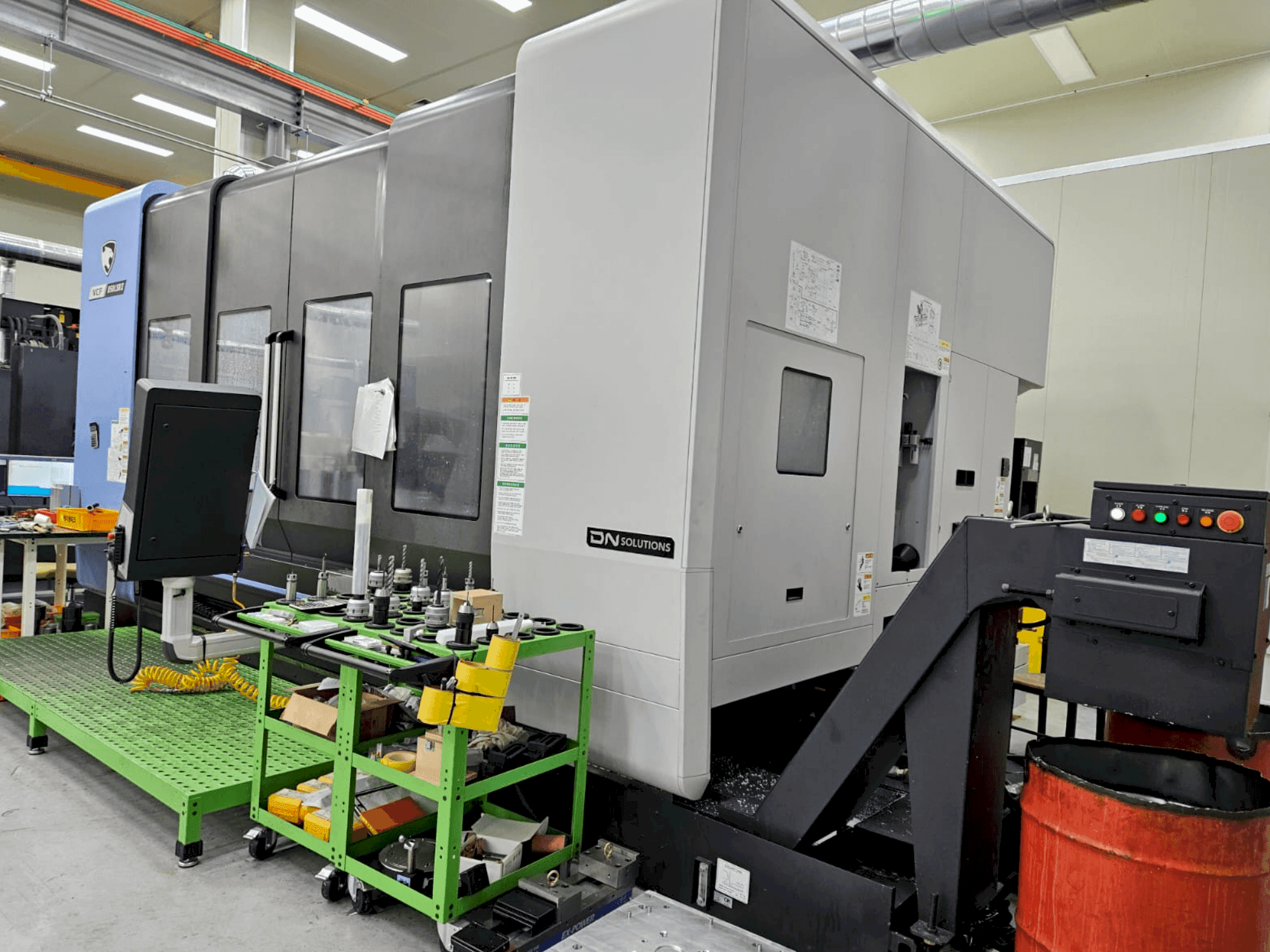 Makine  DN SOLUTIONS VCF 850LSRII - Önden görünüm