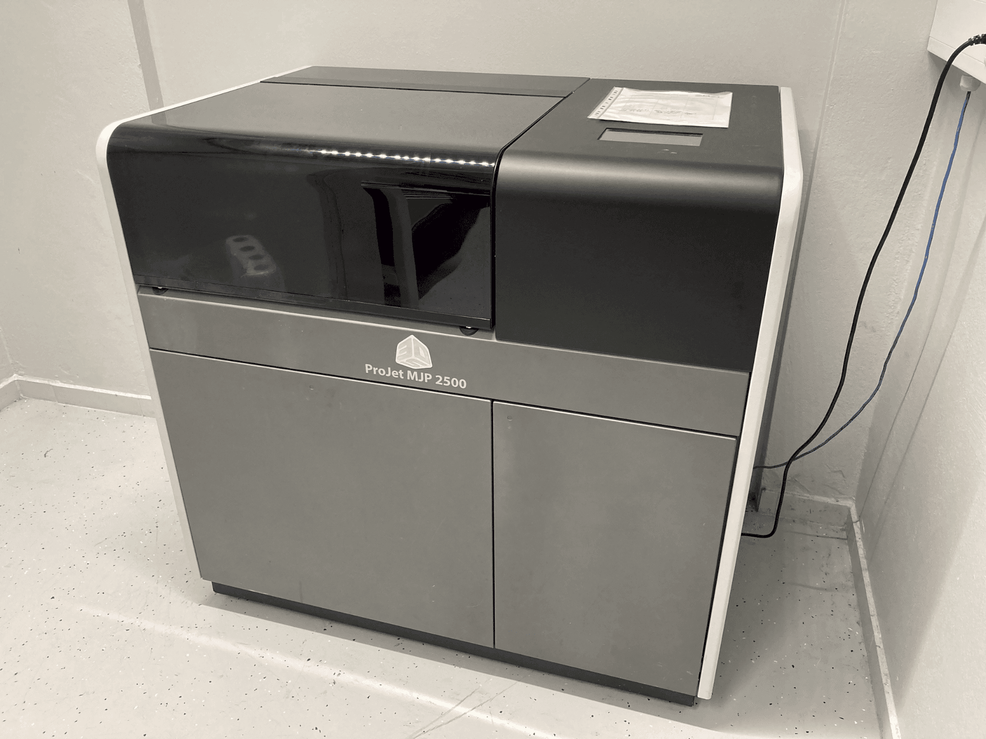 Makine  3DSYSTEMS Projet 2500 Plus - Önden görünüm