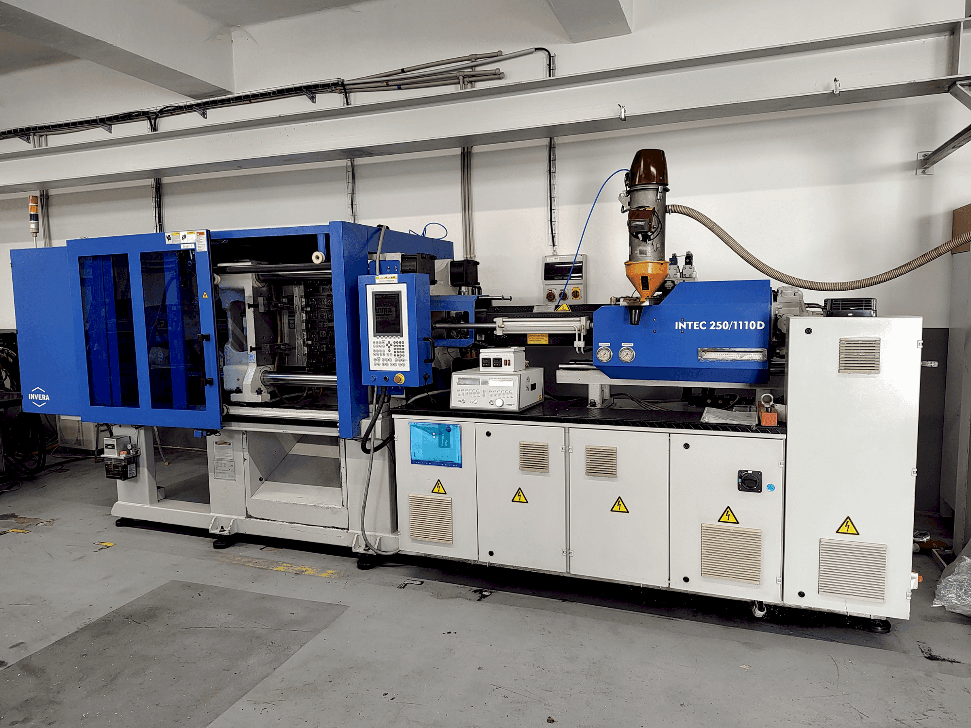 Makine  INVERA Intec 250/1110 - Önden görünüm