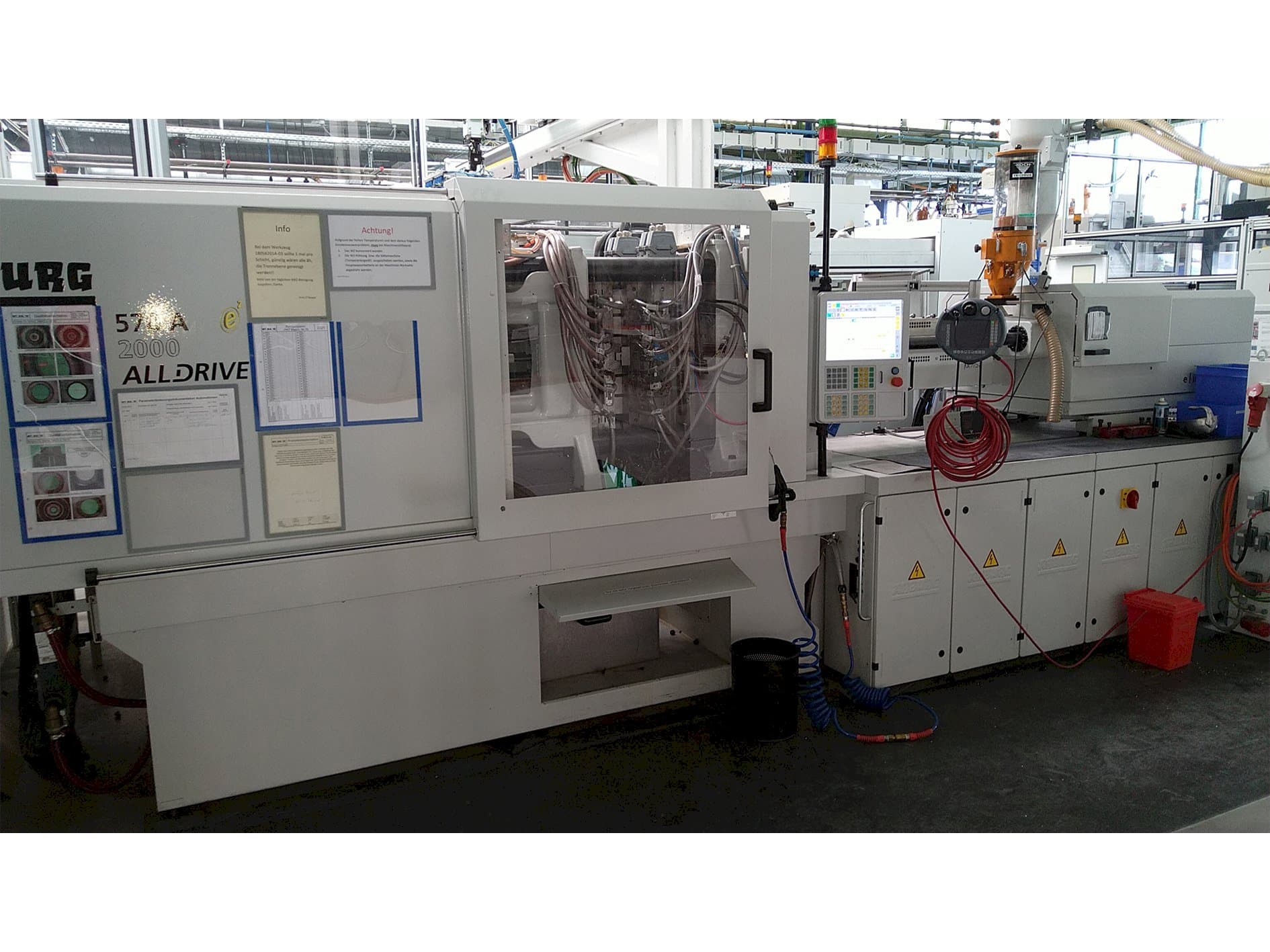 Makine  Arburg Allrounder 570 A 2000-800 ALLDRIVE - Önden görünüm