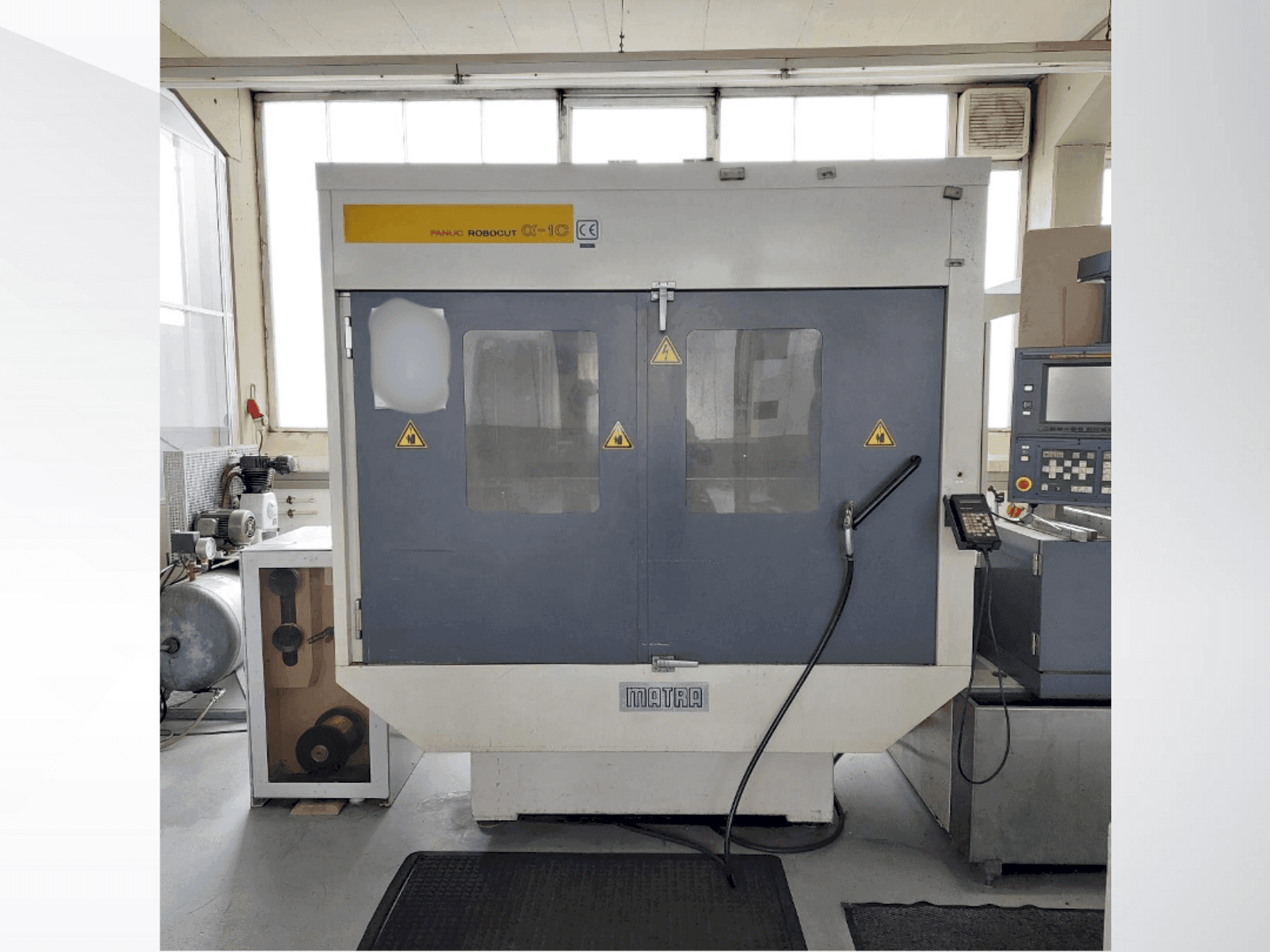 Makine  FANUC Robocut Alpha 1C - Önden görünüm