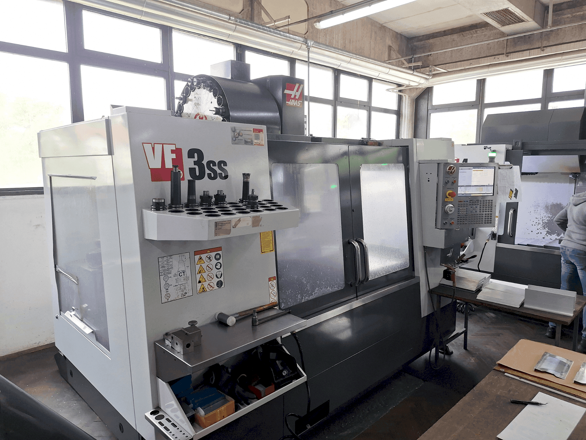 Makine  HAAS VF3 SS - Önden görünüm