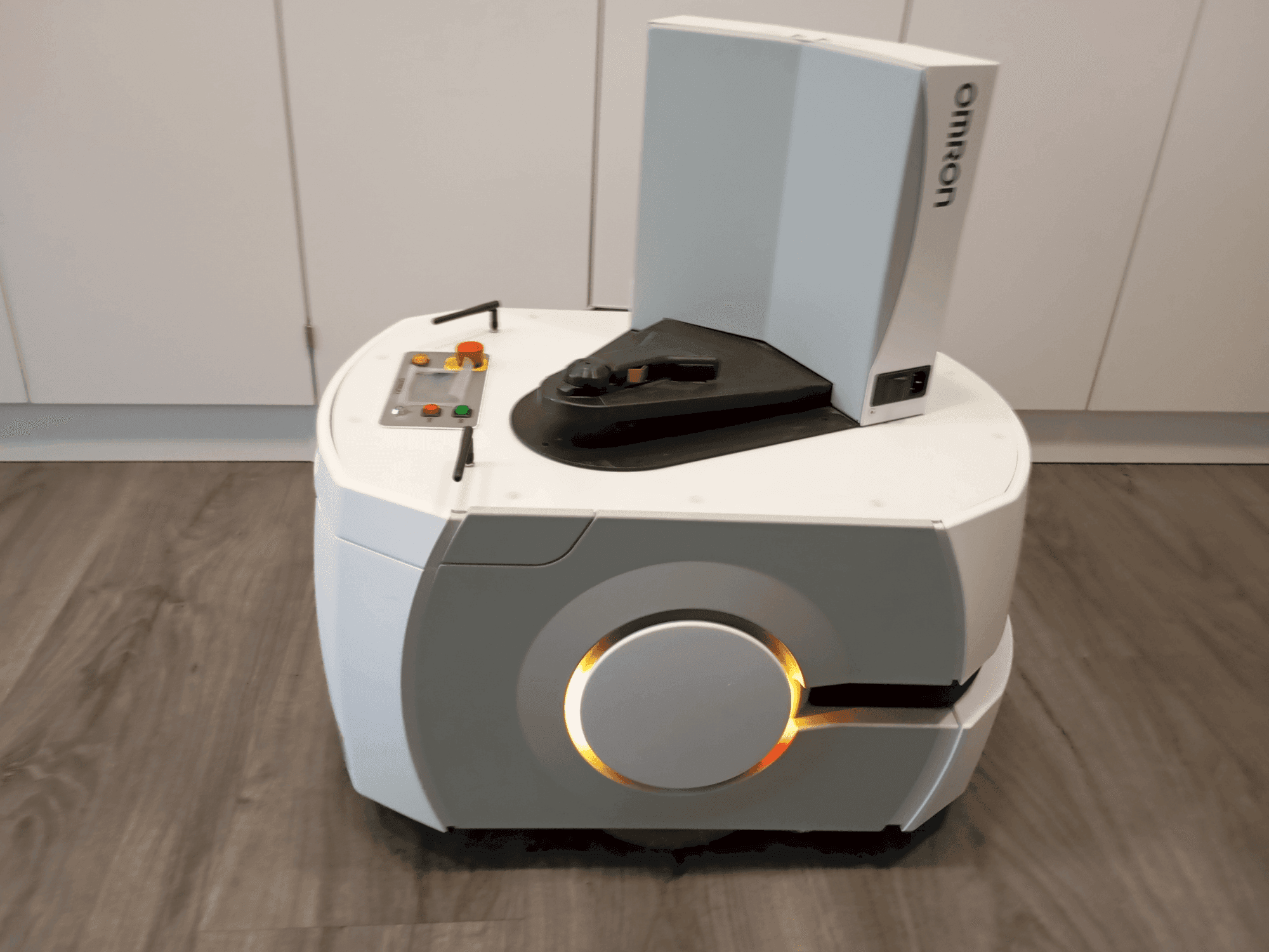 Makine  OMRON LD90 - Önden görünüm