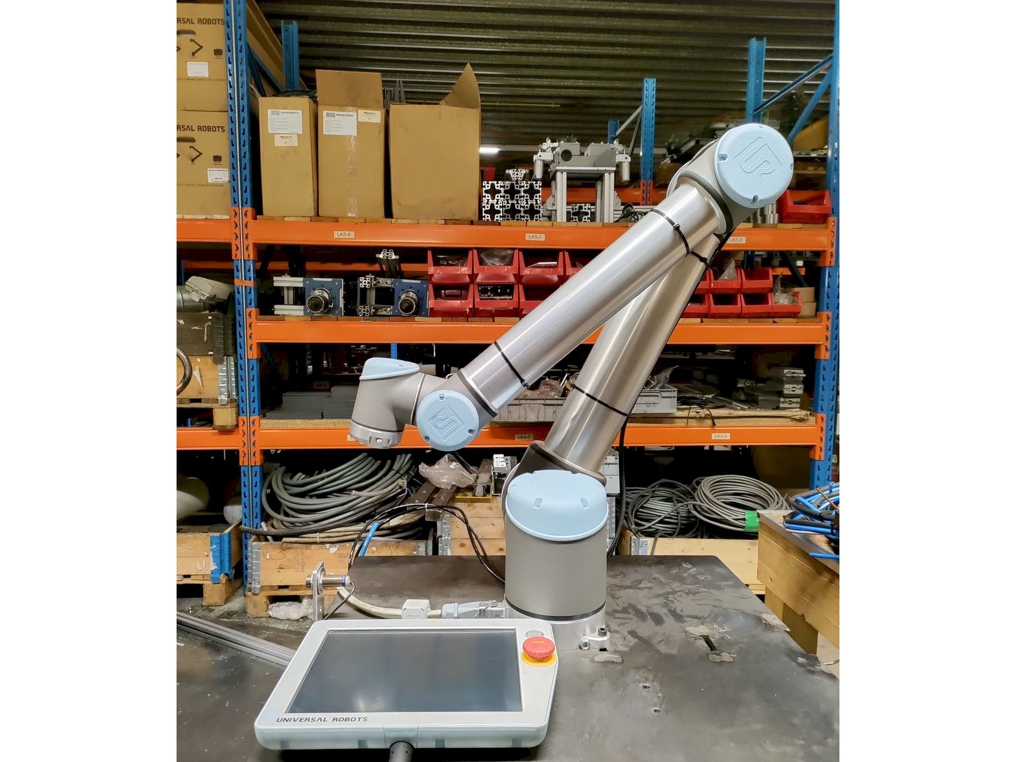 Makine  Universal Robots UR10 - Önden görünüm