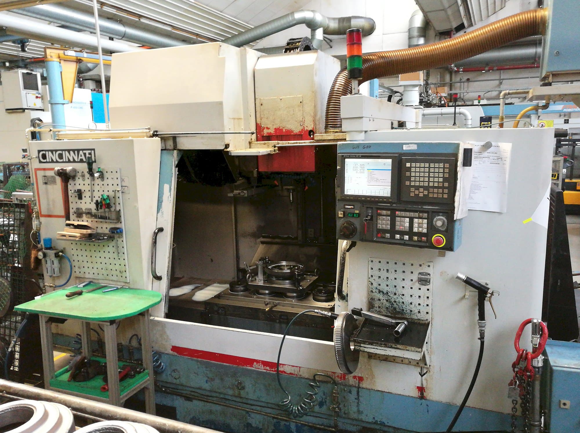 Makine  Cincinnati - Önden görünüm Sabre 1000