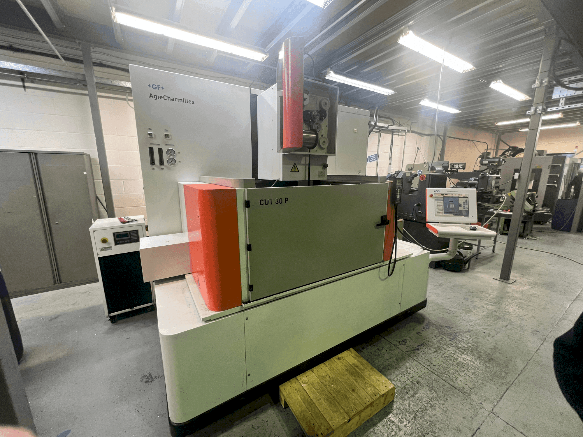 Makine  AgieCharmilles CUT 30P - Önden görünüm