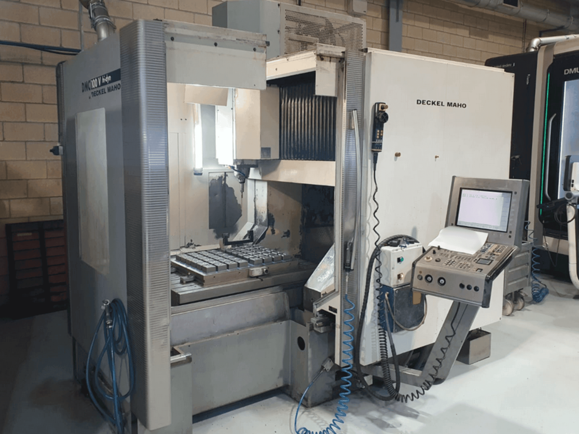 Makine  DECKEL MAHO DMC 100V hi-dyn - Önden görünüm