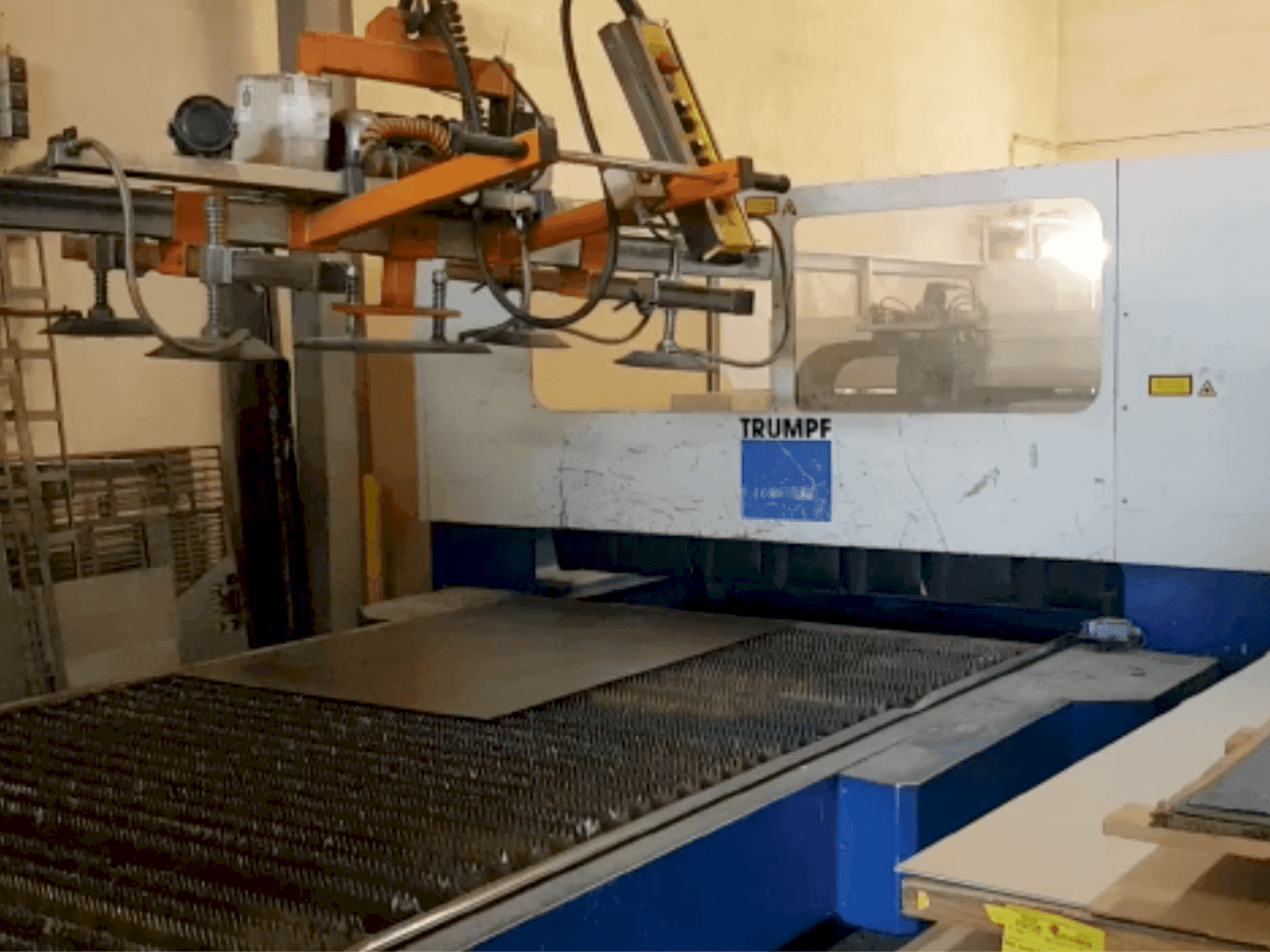 Makine  Trumpf Trumatic L3030 - Önden görünüm