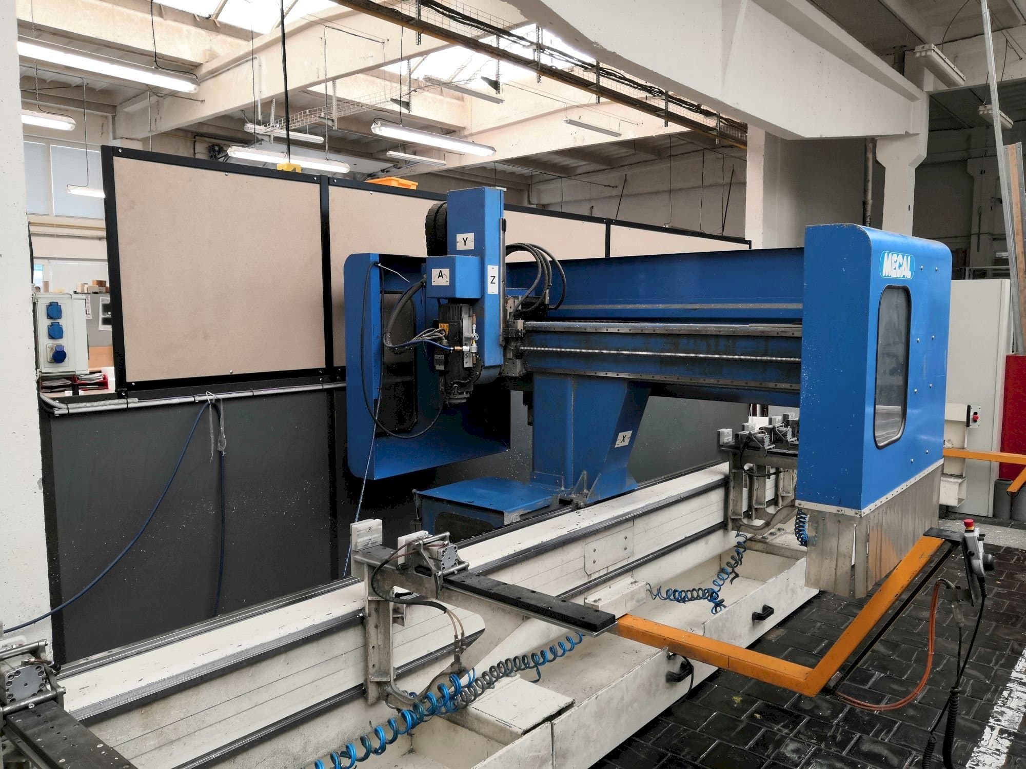 Makine  MECAL MC 304 Pioneer 3 - Önden görünüm