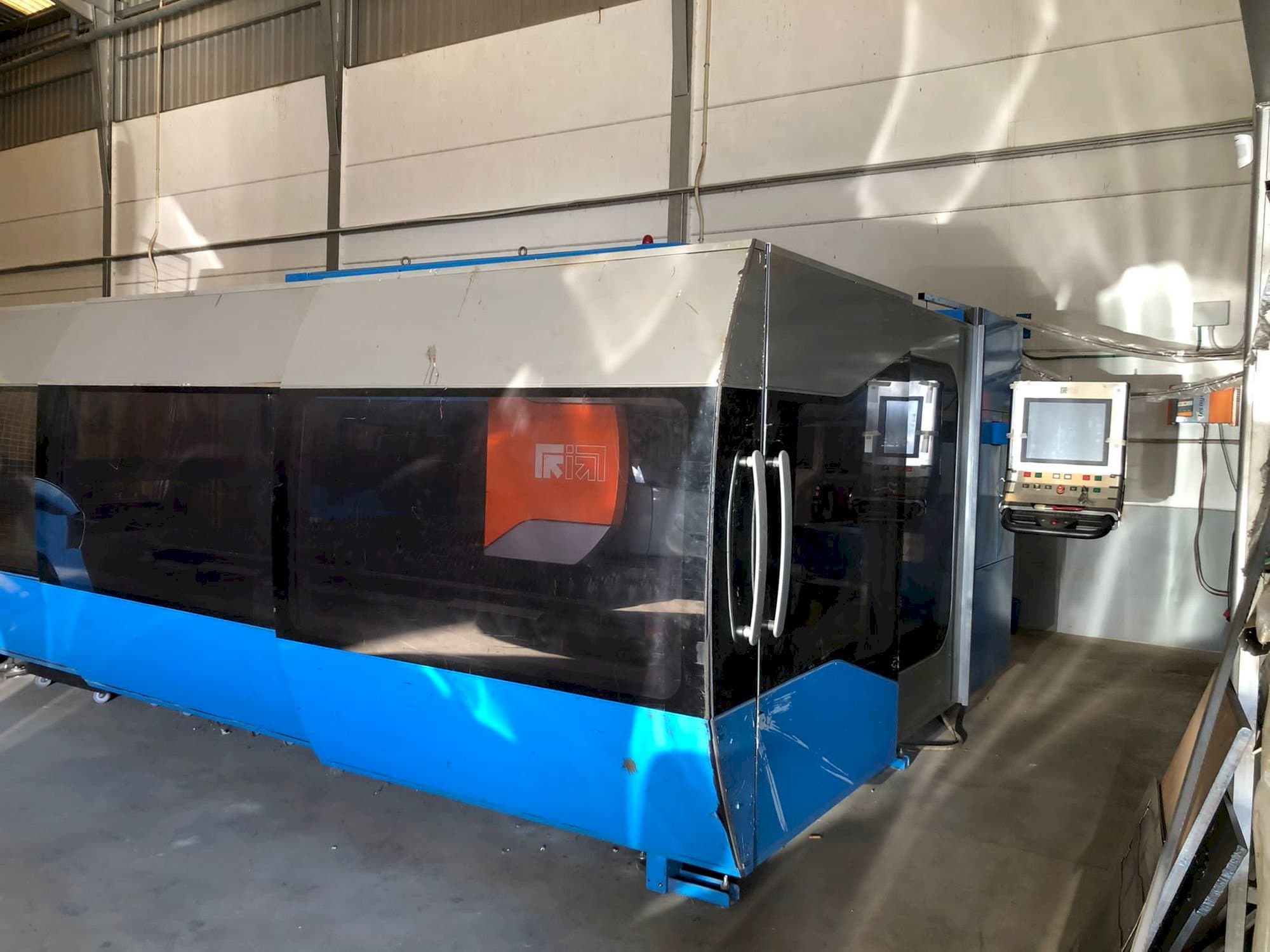 Makine  Prima Power Zaphiro - Önden görünüm