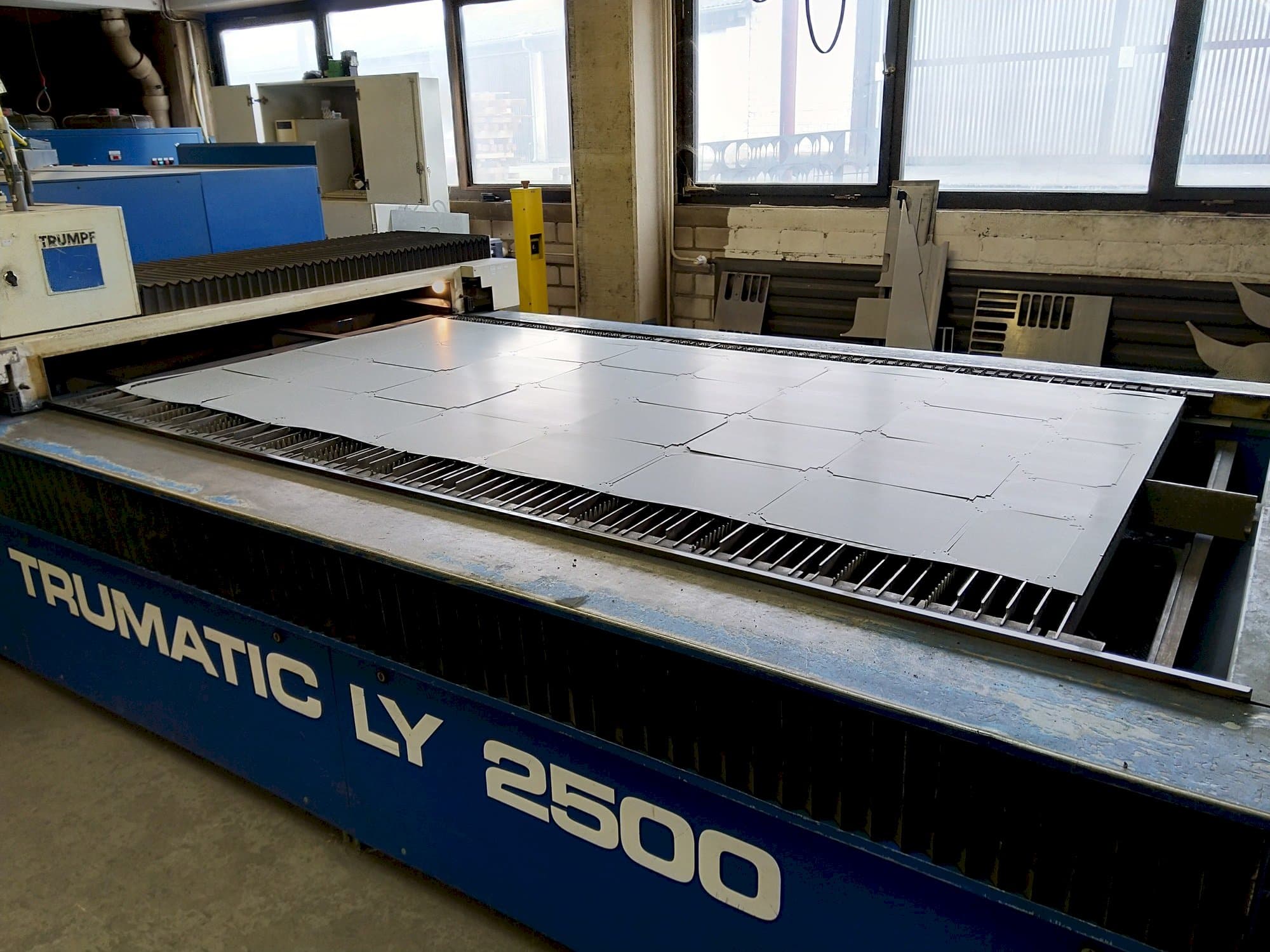 Makine  Trumpf Trumatic LY2500 - Önden görünüm