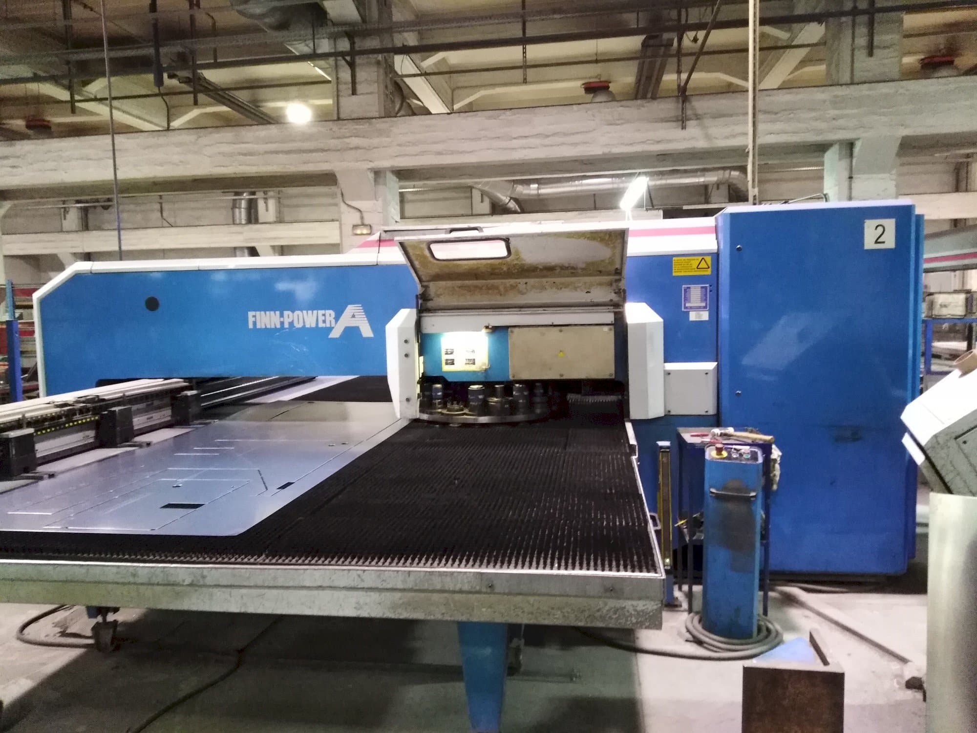 Makine  Finn-Power A5-25 SB - Önden görünüm