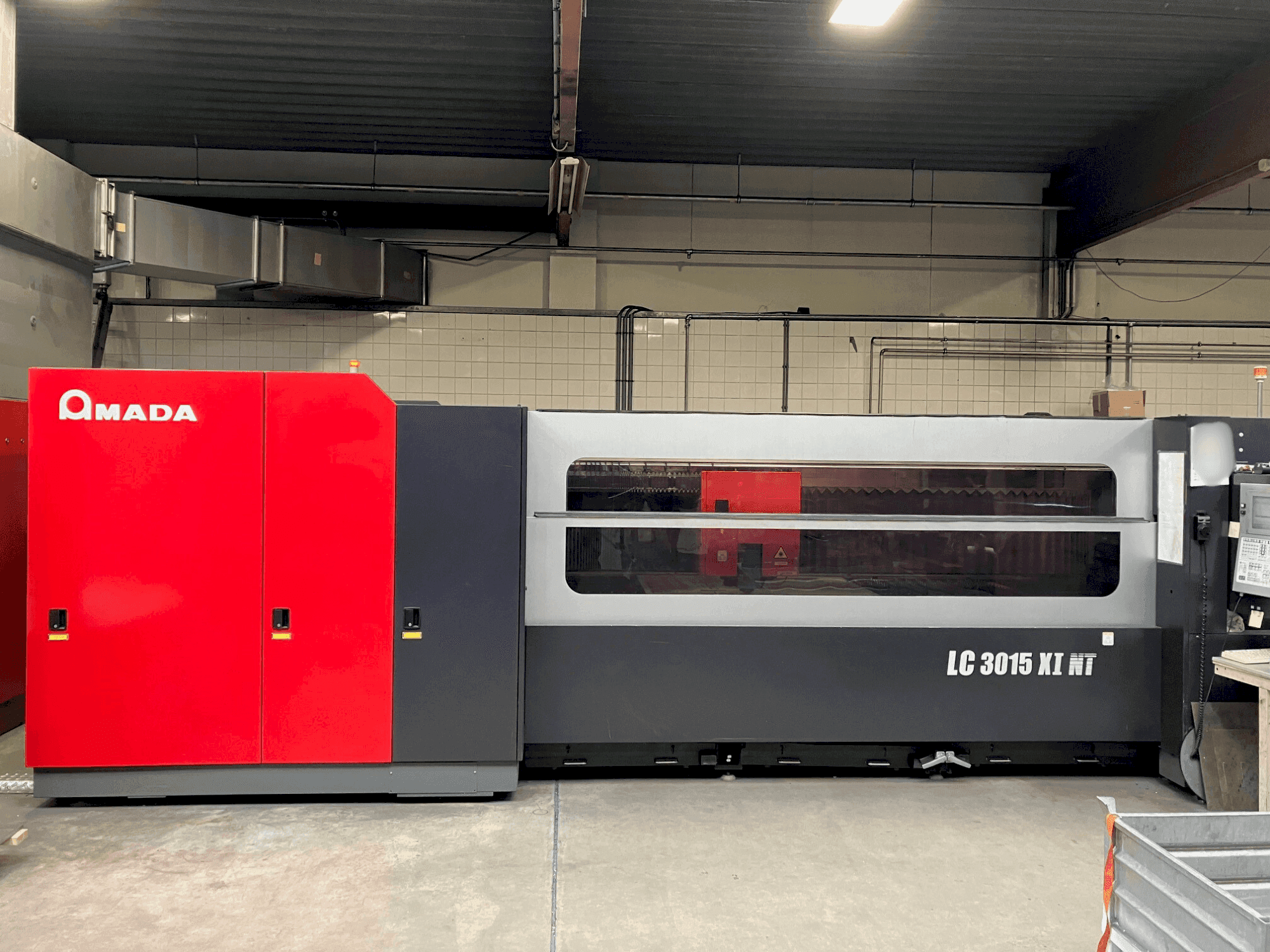 Makine  AMADA LC3015X1NT 4kW Co2 - Önden görünüm