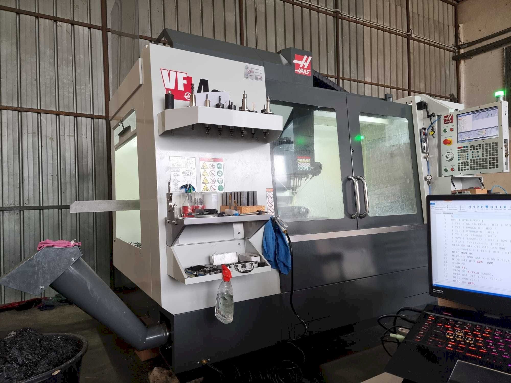 Makine  HAAS VF4SS - Önden görünüm