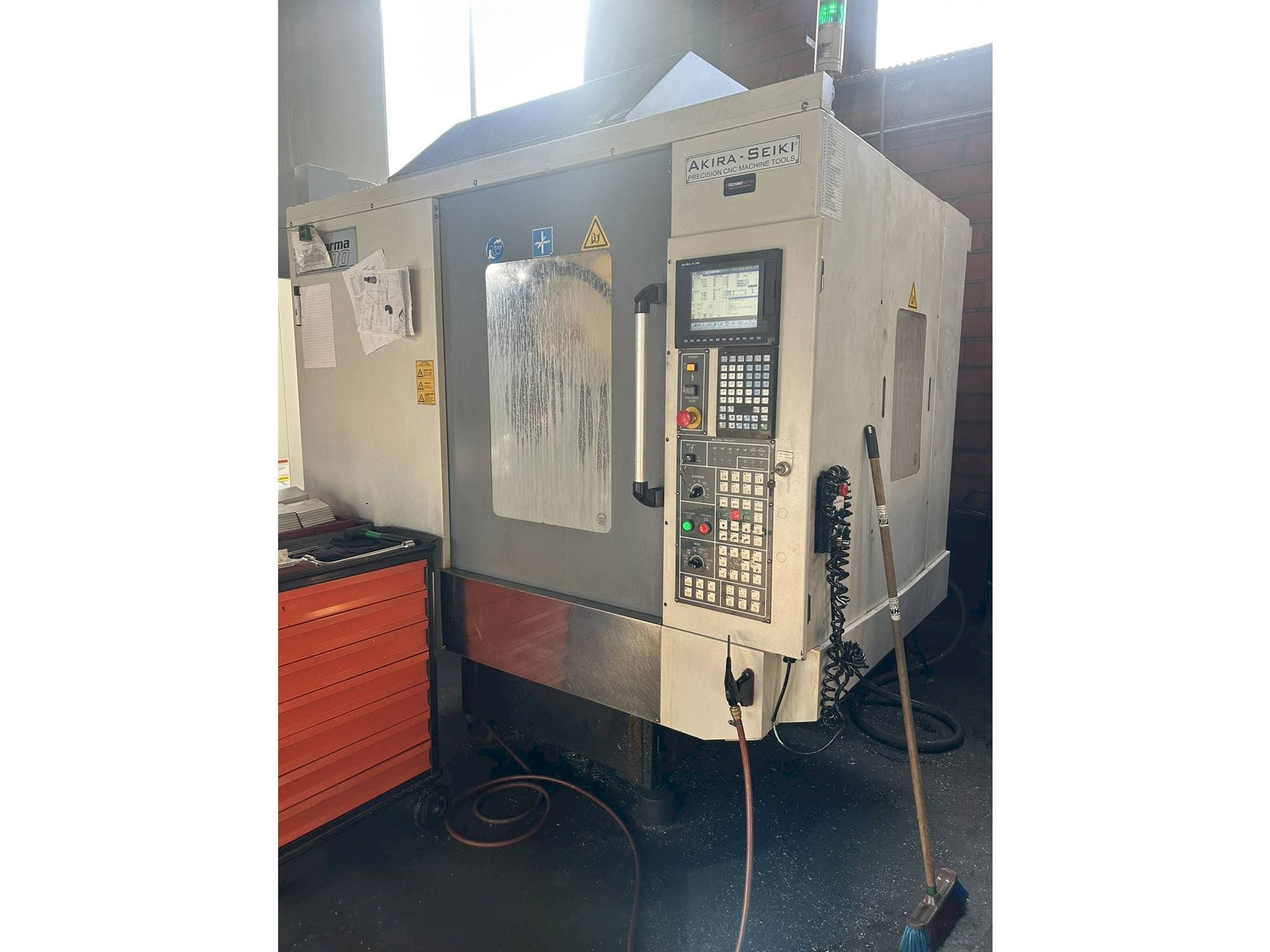 Makine  Akira Seiki PC700 - Önden görünüm