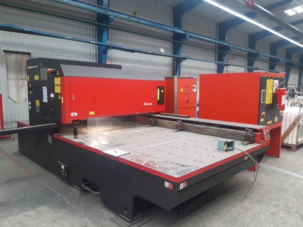 Makine  AMADA LC 2415 Alpha III - Önden görünüm