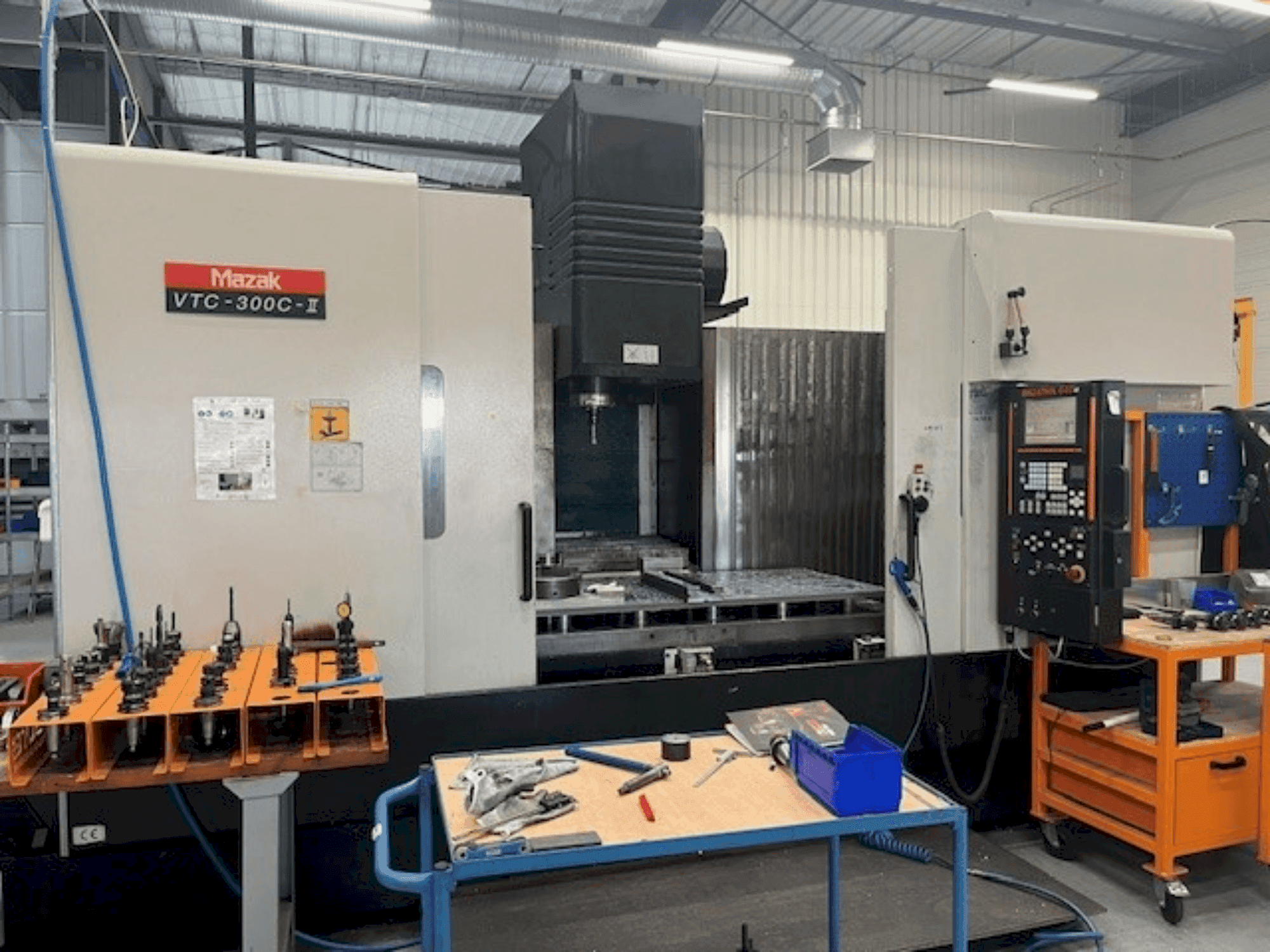 Makine  Mazak VTC-300C-II - Önden görünüm