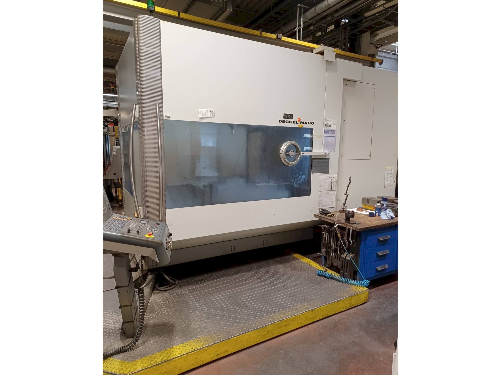 Makine  DECKEL MAHO DMU 125 T hi-dyn - Önden görünüm