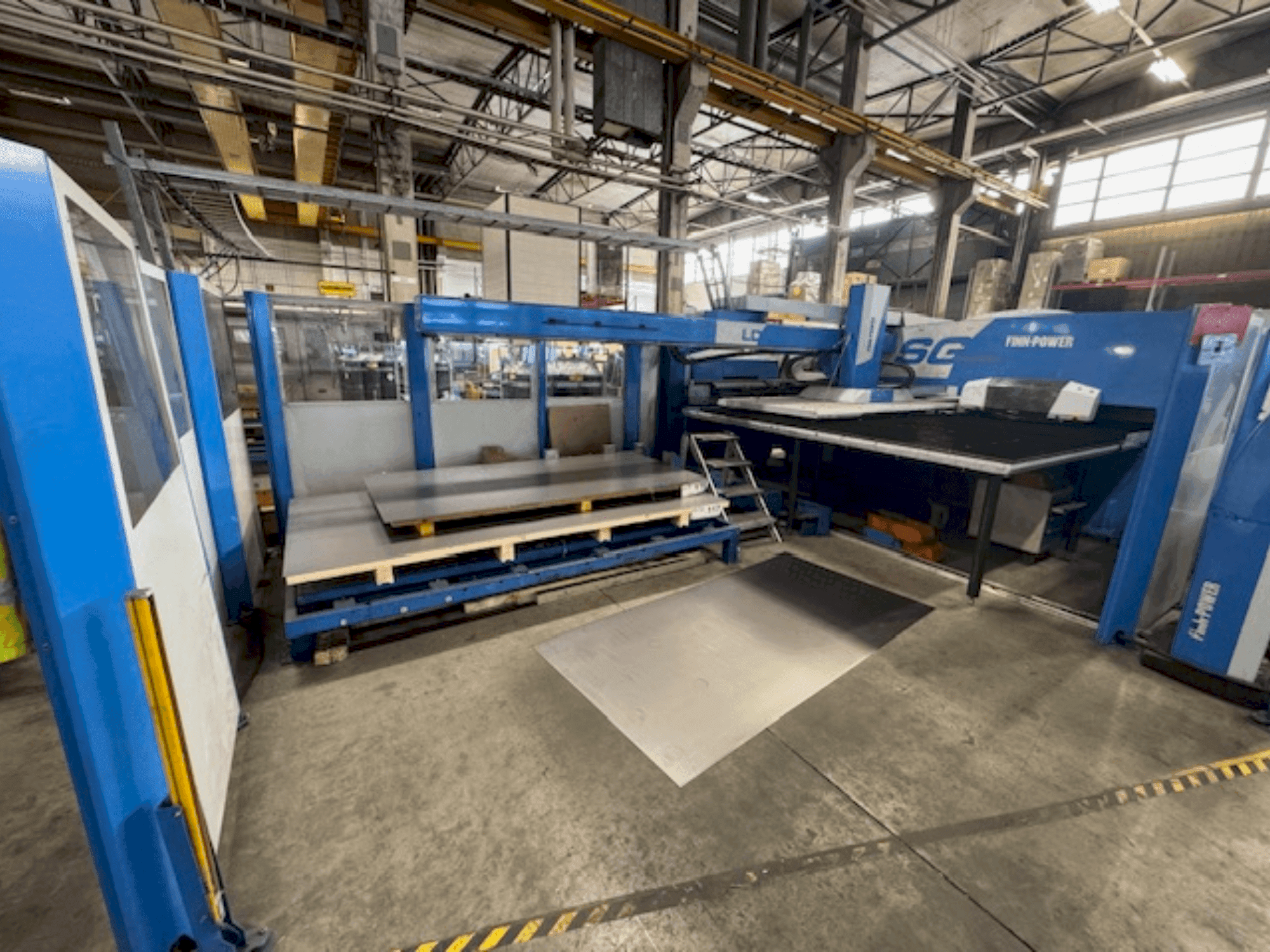 Makine  Finn-Power SG-6 - Önden görünüm