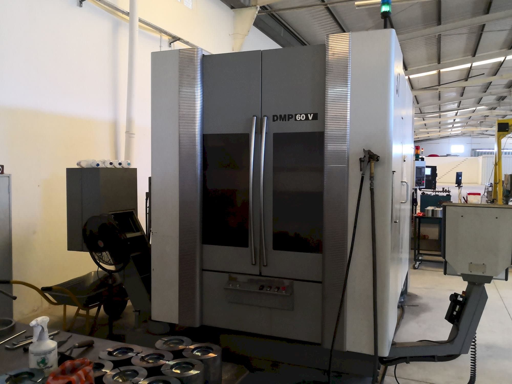 Makine  DECKEL MAHO DMP 60V - Önden görünüm