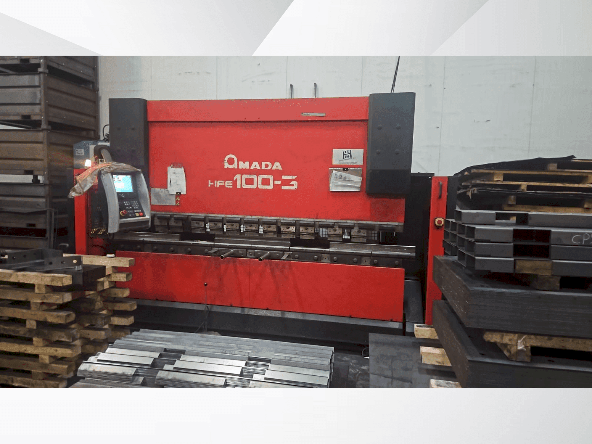 Makine  AMADA HFE 100-3 - Önden görünüm