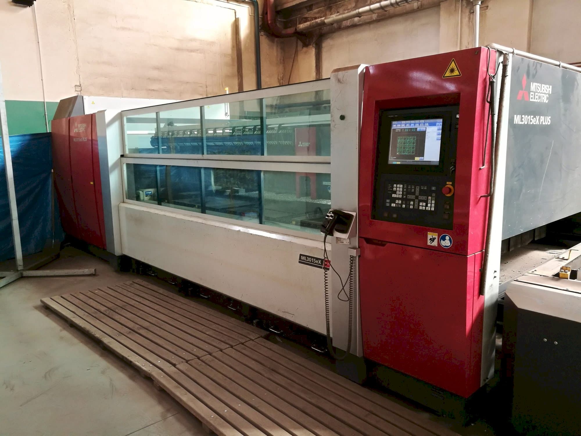 Makine  Mitsubishi ML3015eX(S2)-45CF-R - Önden görünüm