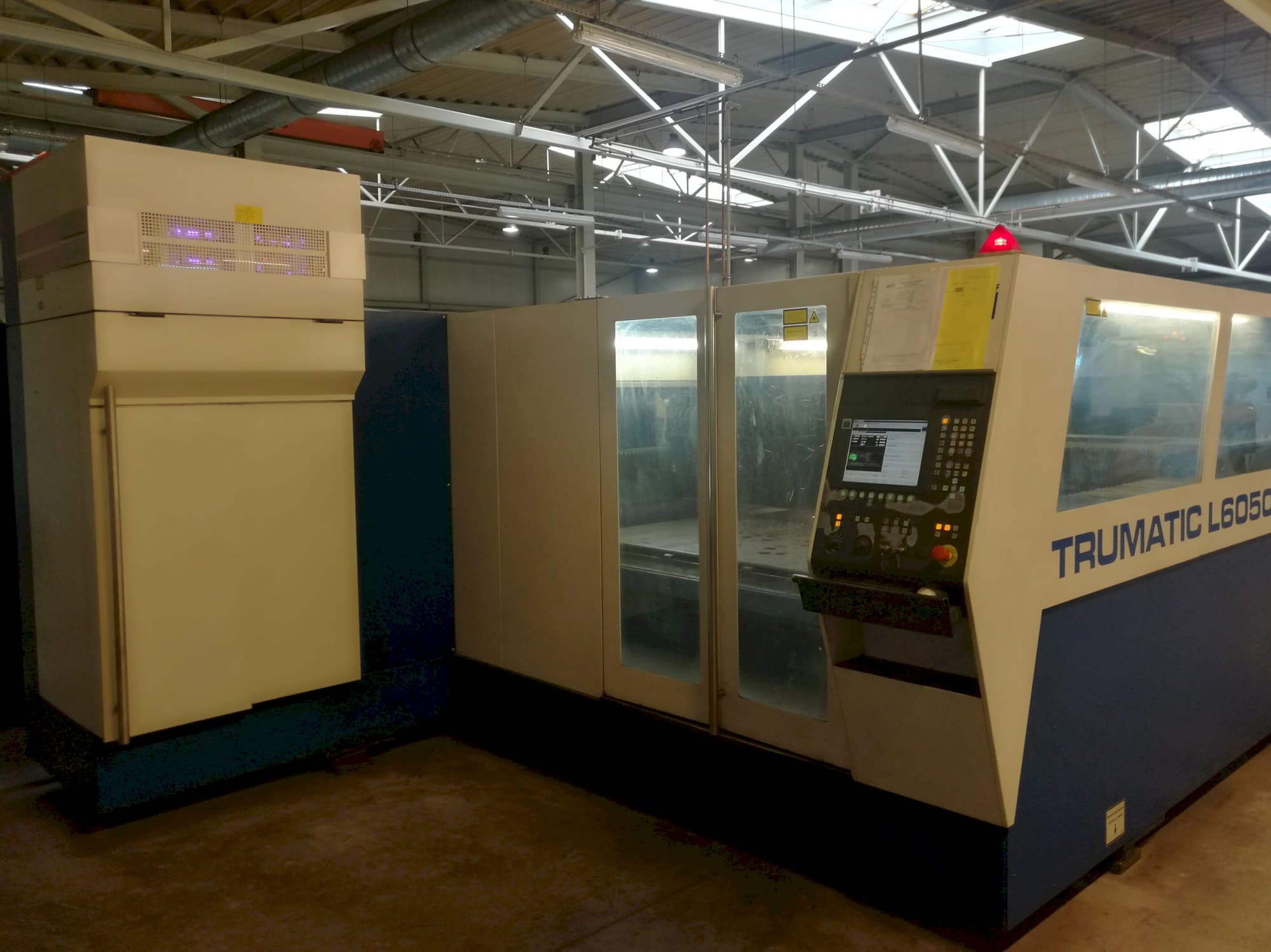 Makine  Trumpf - Sağdan görünüm Trumatic L 6050
