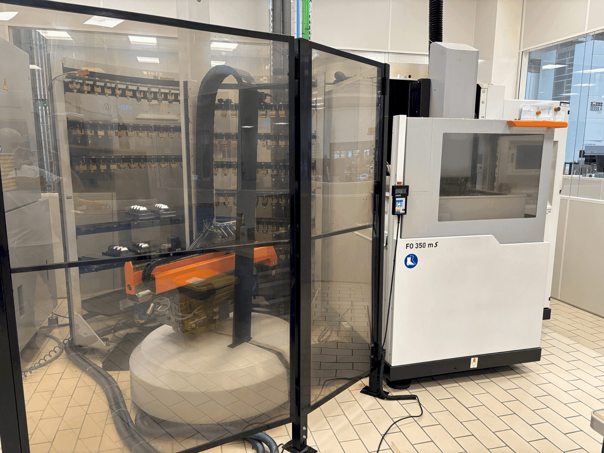 Makine  CHARMILLES ROBOFORM 350 - Önden görünüm