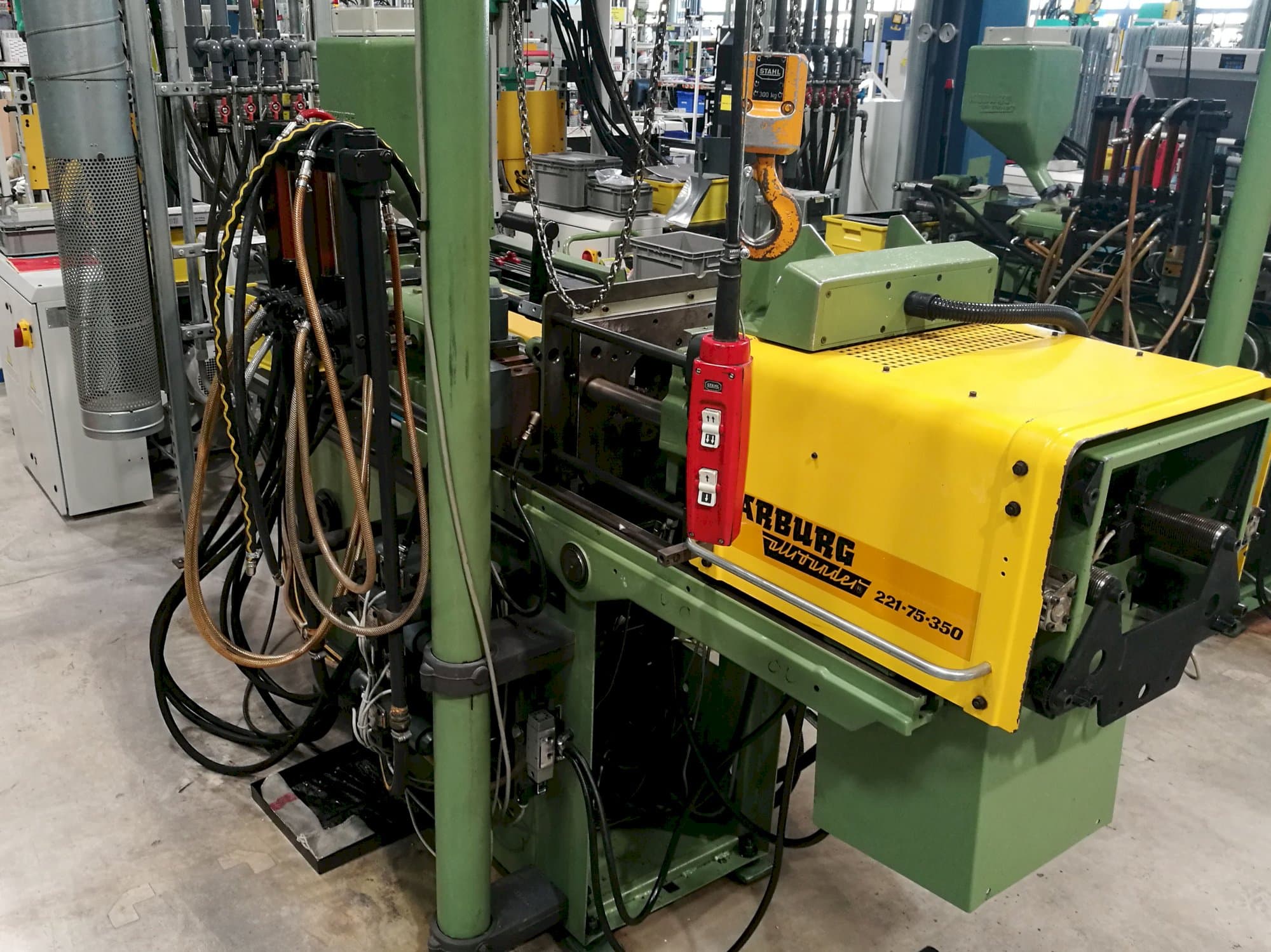 Makine  Arburg - Sağdan görünüm Allrounder 221-75-350