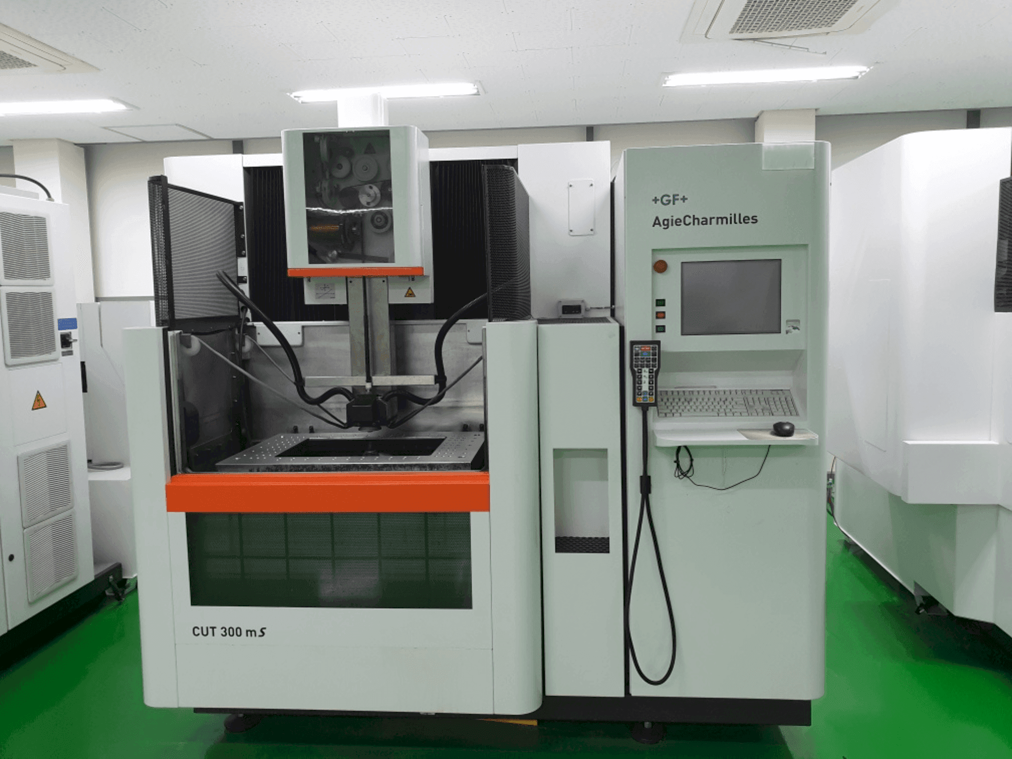 Makine  AgieCharmilles CUT 300MS - Önden görünüm