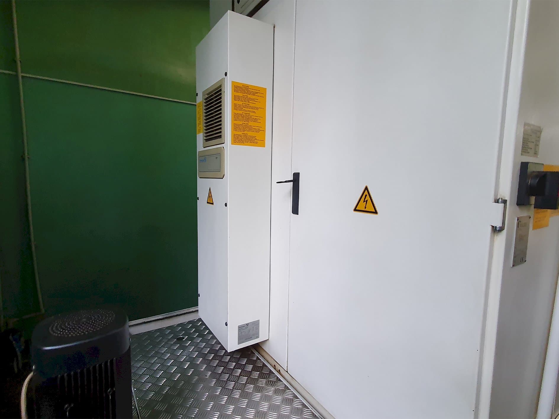 Makine  Walter Helitronic Power - Arkadan görünüm