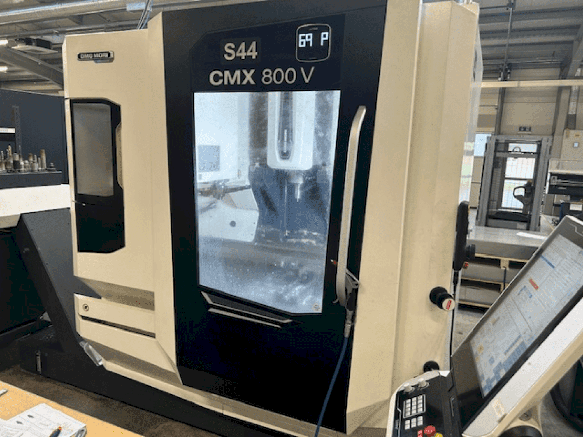 Makine  DMG MORI CMX 800 V - Önden görünüm
