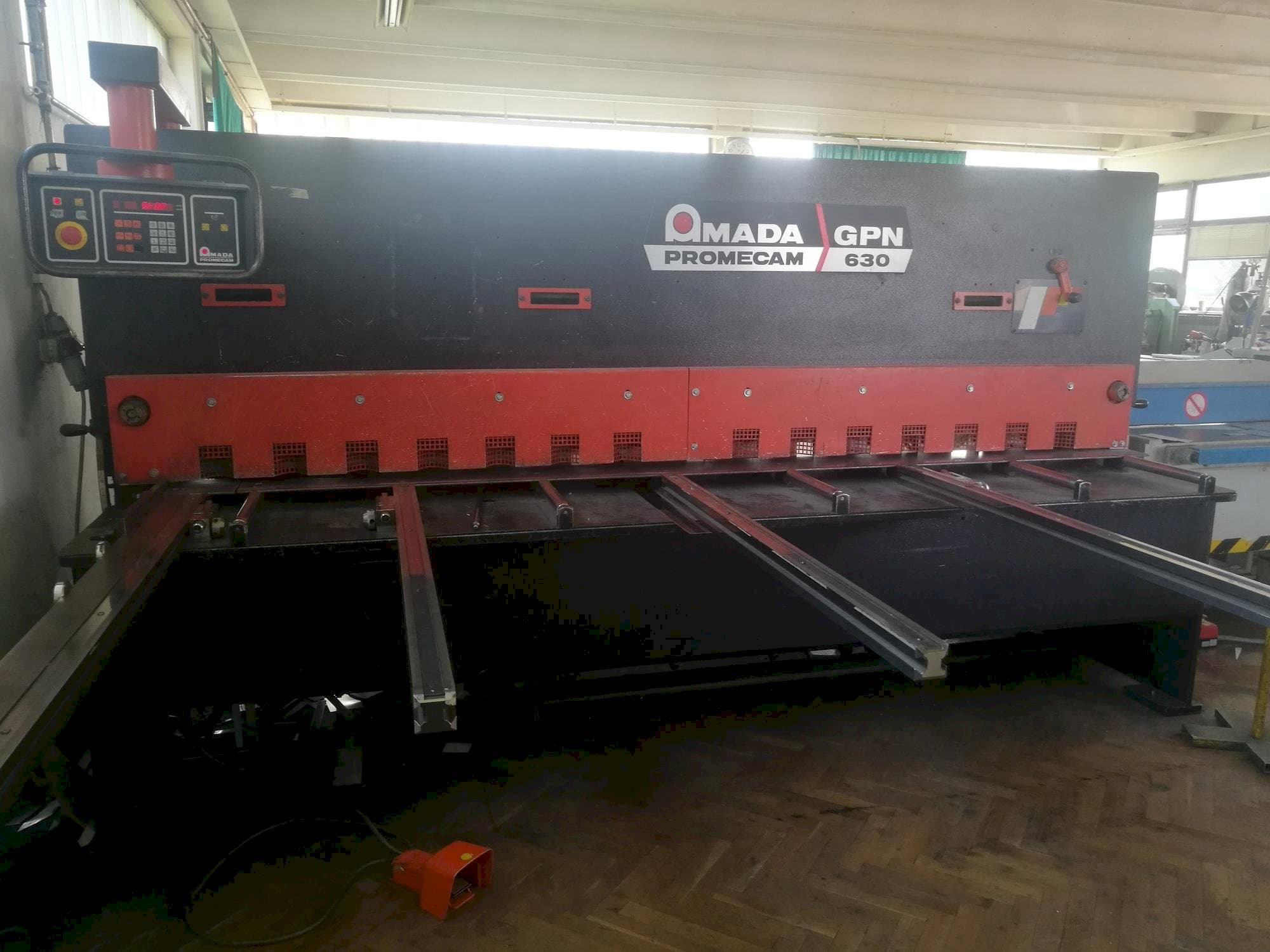 Makine  AMADA Promecam GPN 630 - Önden görünüm