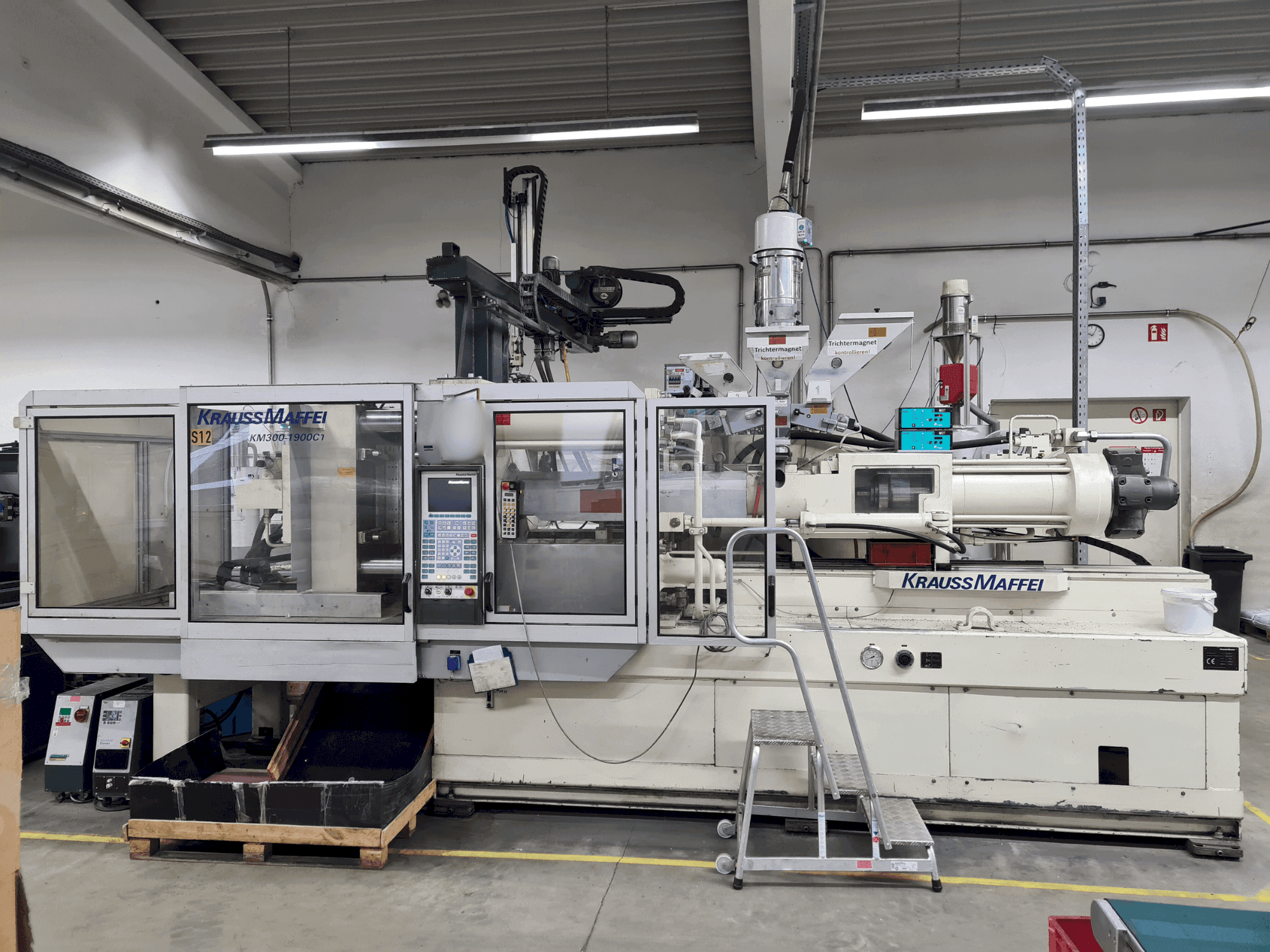 Makine  Krauss Maffei 300-1900 C1 - Önden görünüm