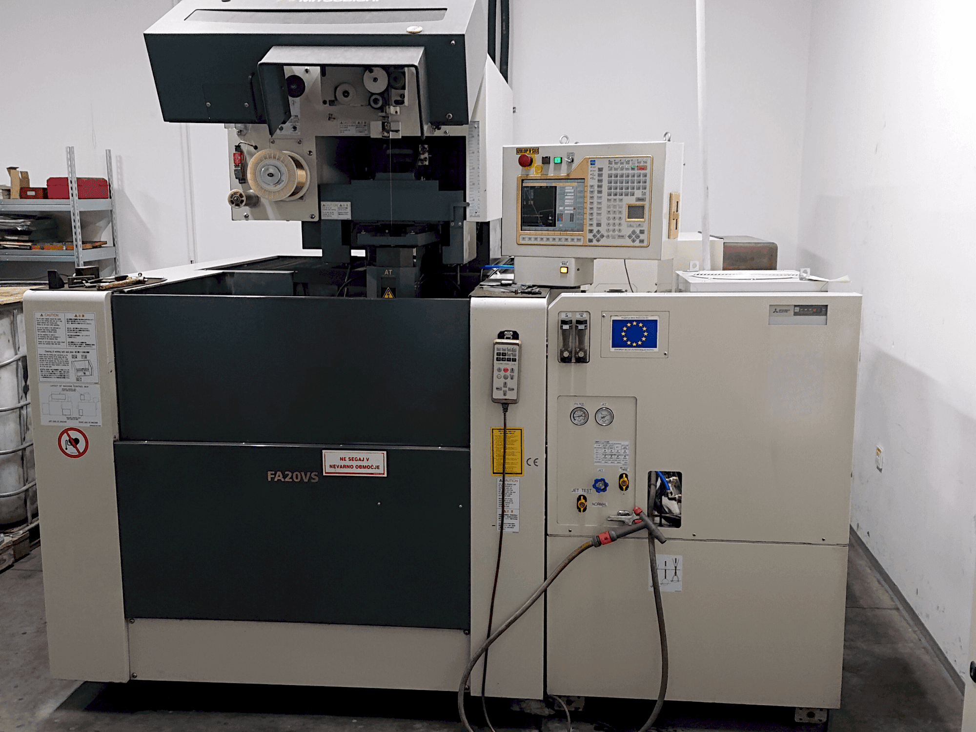 Makine  Mitsubishi Electric FA20-VS - Önden görünüm