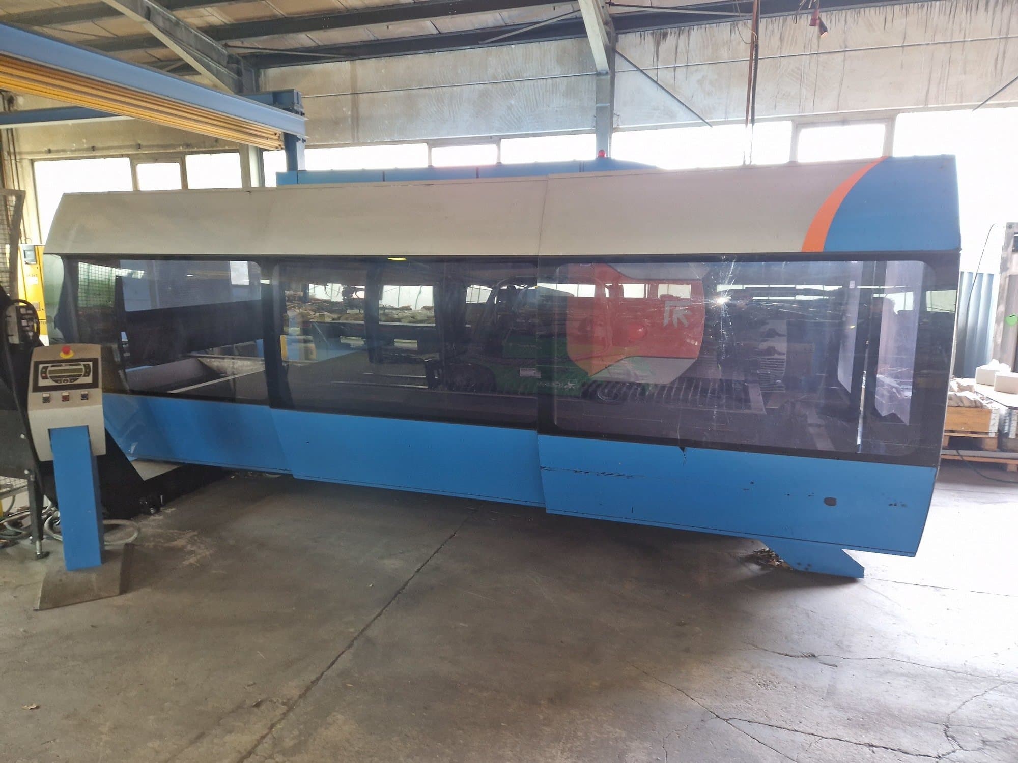 Makine  Prima Power CP 4000 Zaphiro - Önden görünüm