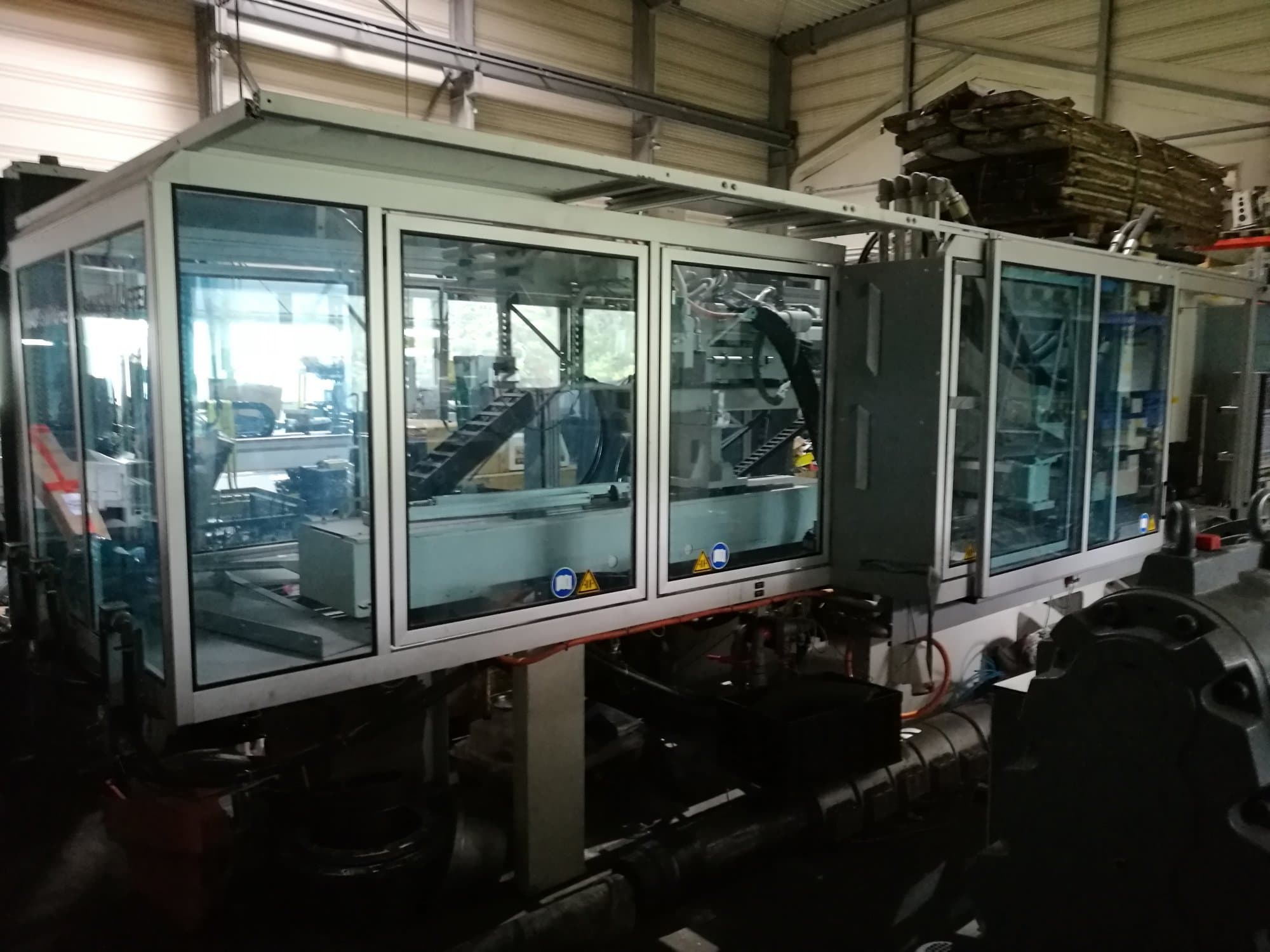 Makine  Krauss Maffei - Önden görünüm 280-700-700 C3 Twin