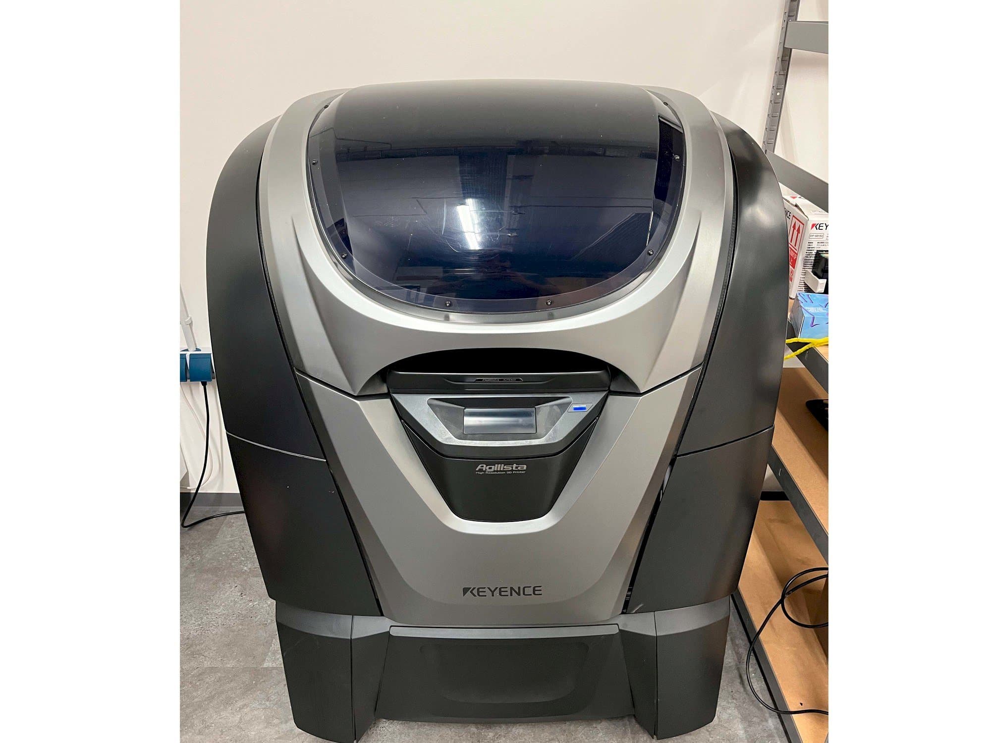 Makine  KEYENCE Agilista 3200-w - Önden görünüm