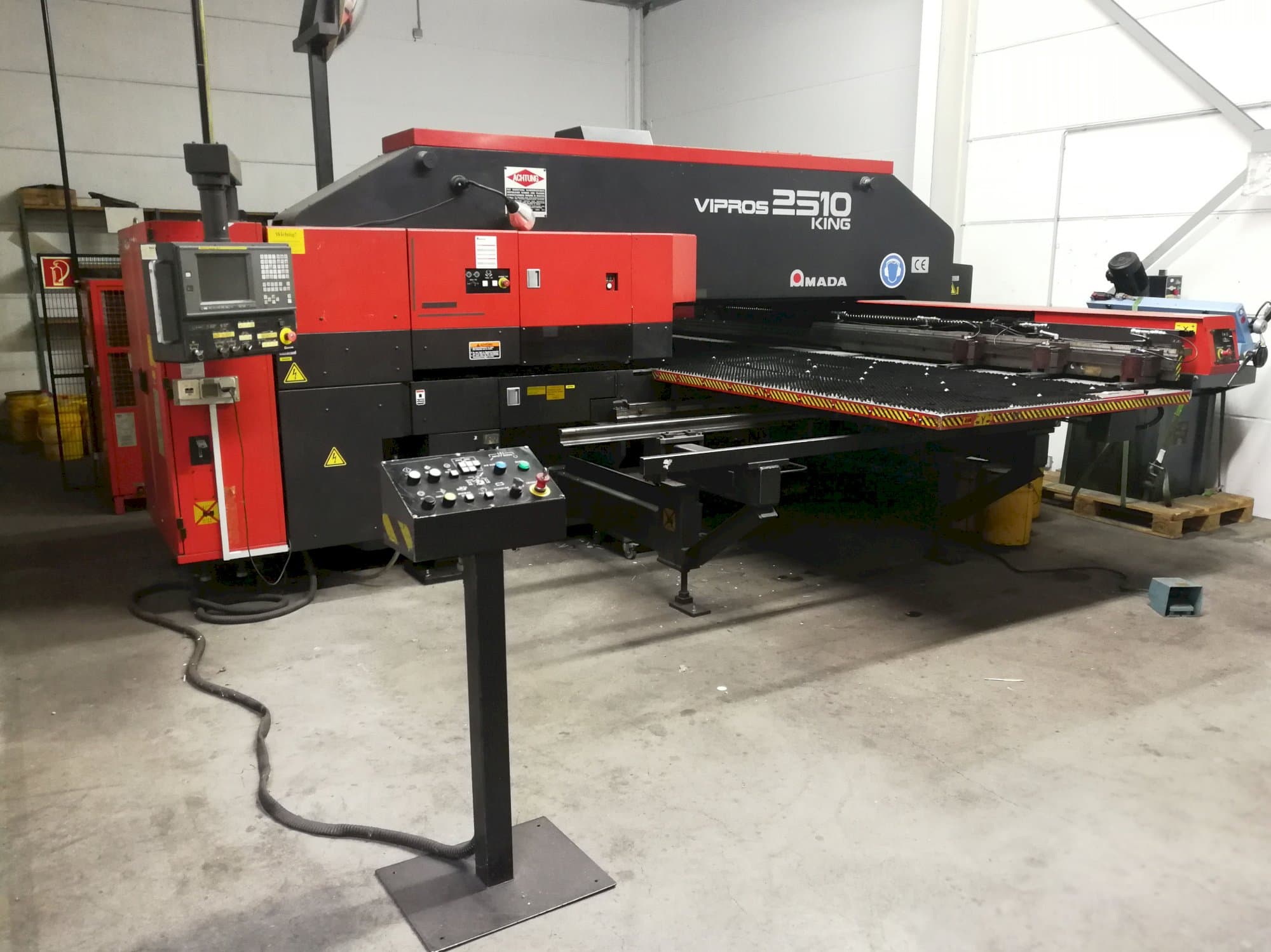 Makine  AMADA - Önden görünüm Vipros 2510 King