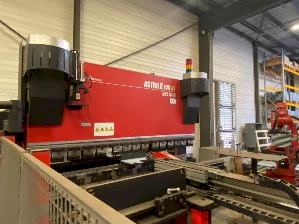 Makine  AMADA ASTRO 100NT - Önden görünüm