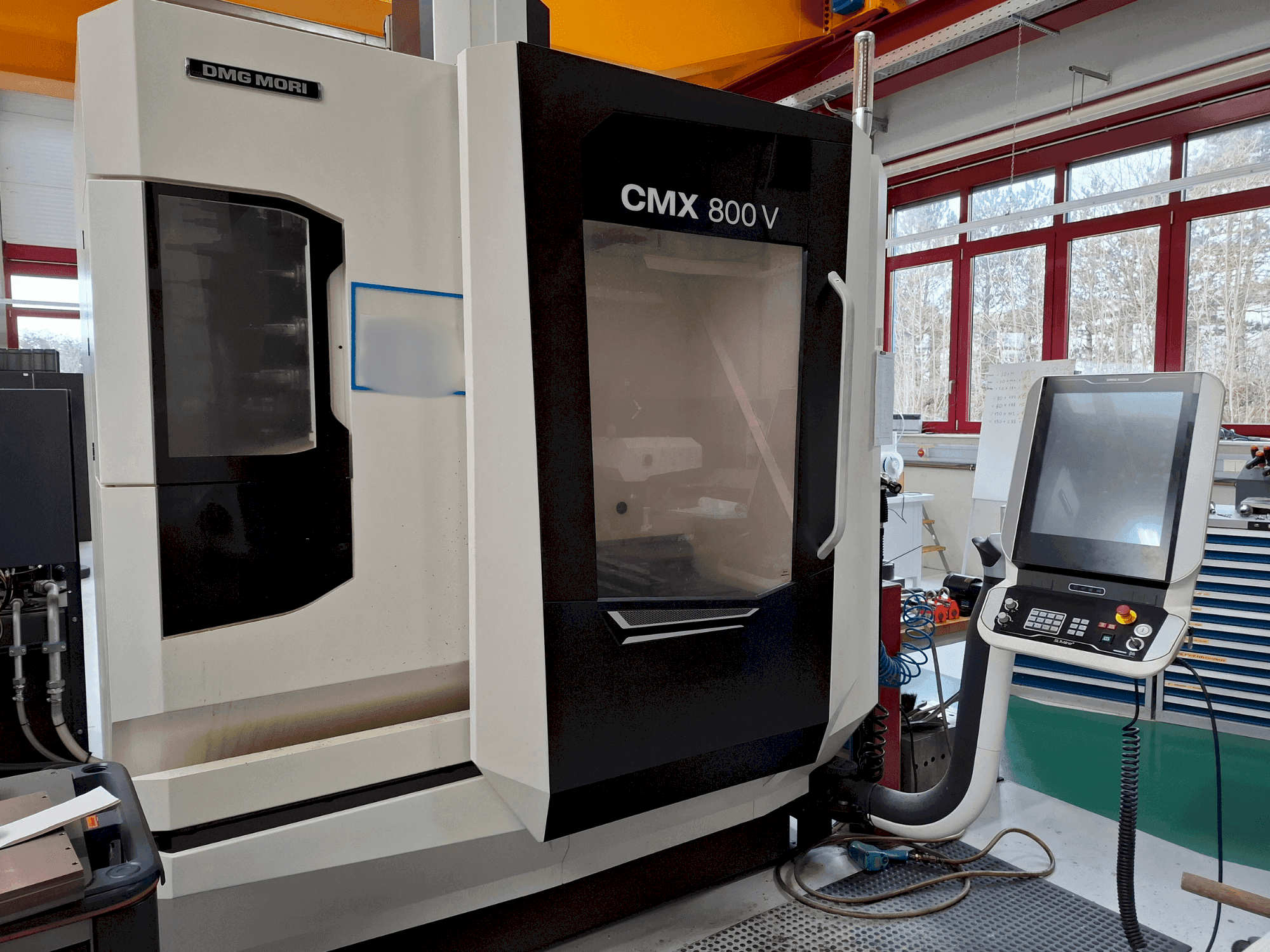Makine  DMG MORI CMX 800V - Önden görünüm