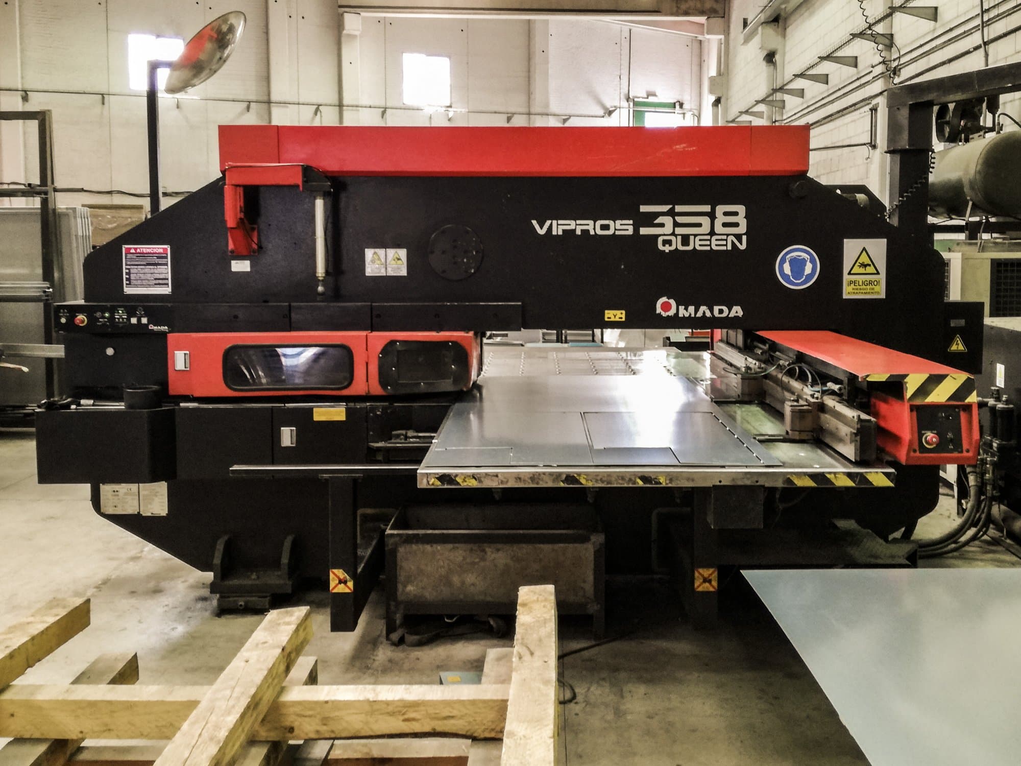 Makine AMADA - Önden görünüm Vipros 358 QUEEN