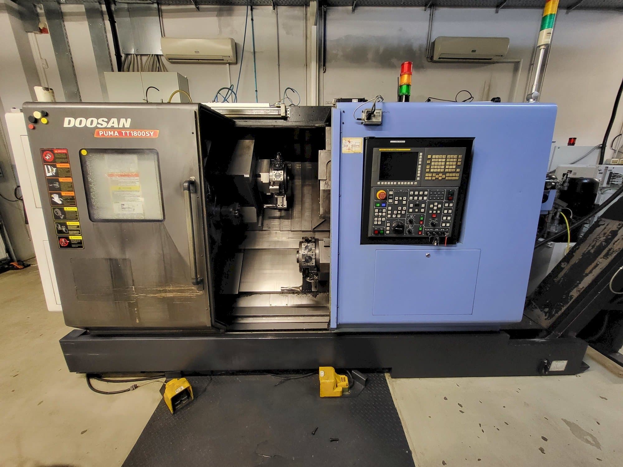 Makine  DOOSAN PUMA TT1800SY - Önden görünüm