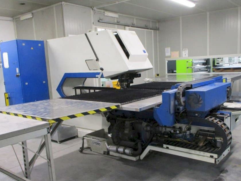 Makine  Trumpf Trumatic 2000R - Önden görünüm