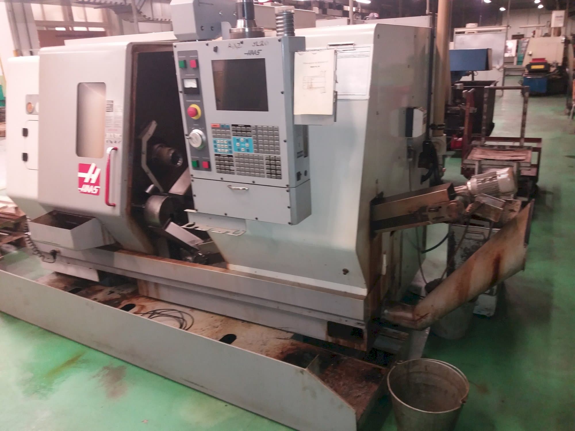 Makine  HAAS SL-20HE - Önden görünüm