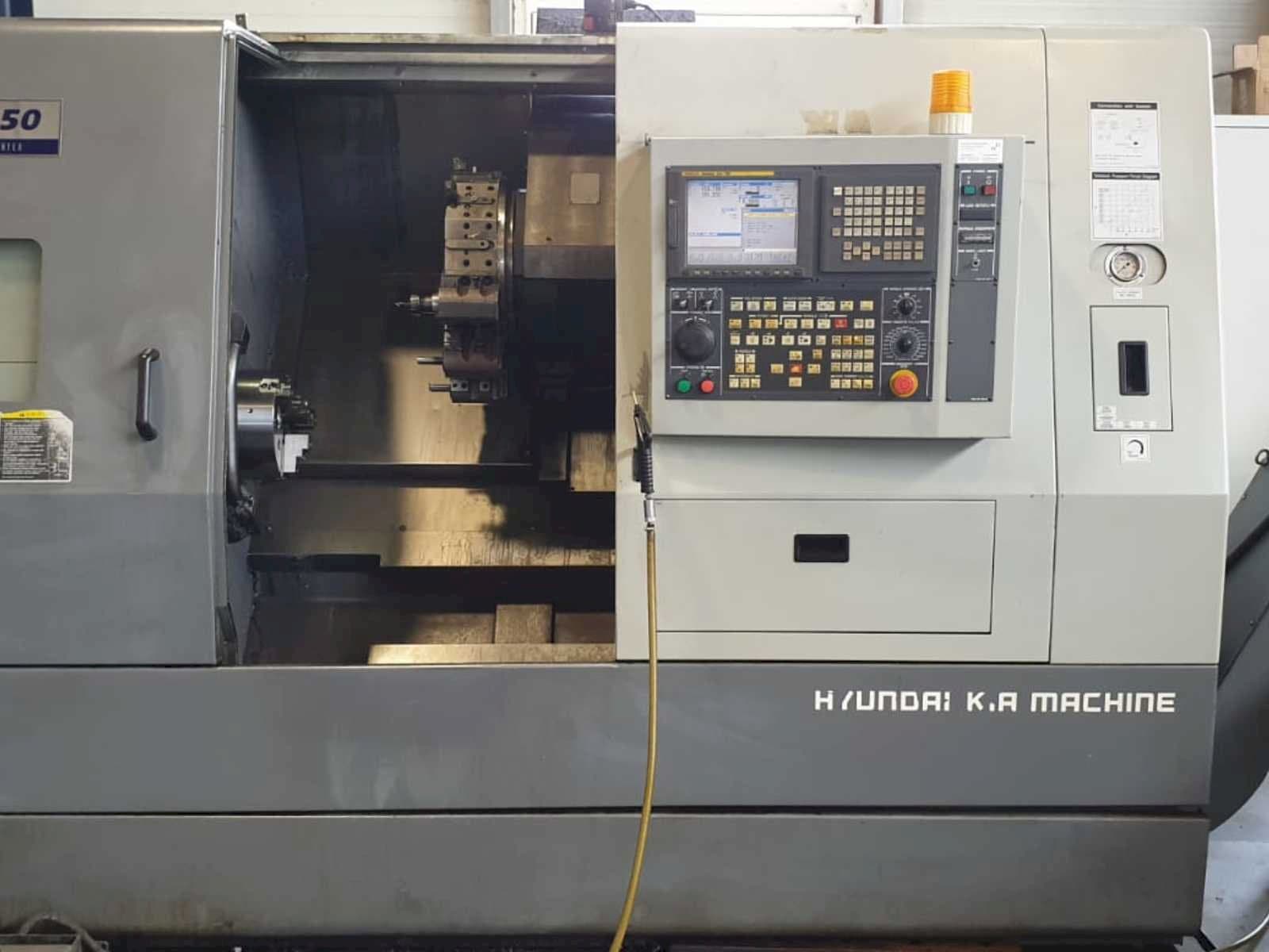 Makine  Hyundai Kia SKT250 - Önden görünüm